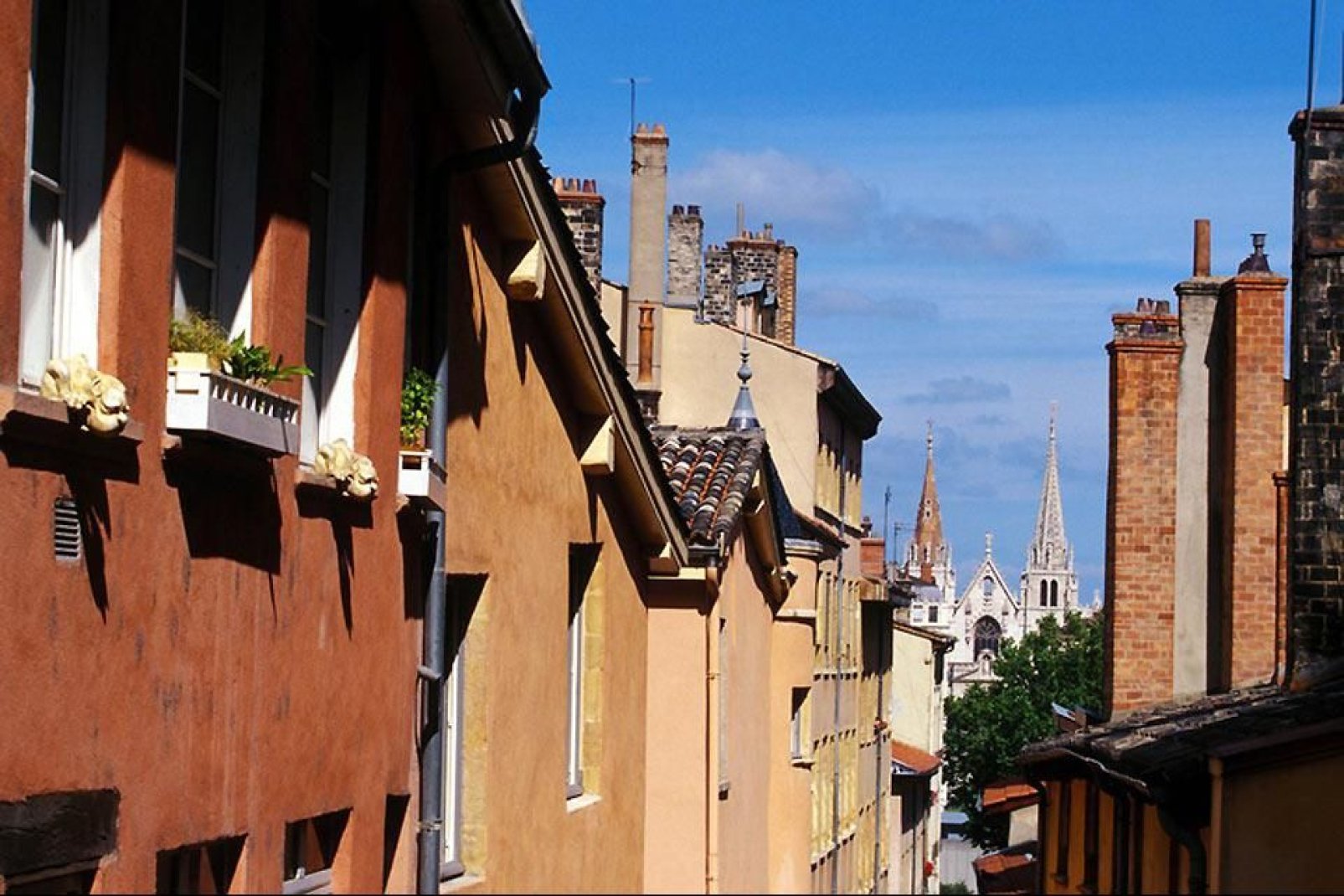 Diese kleinen, versteckten Passagen ermöglichen es, in Lyon über Höfe und Treppen von einer Straße zu anderen zu gelangen. In der Altstadt gibt es viele solcher Passagen, von denen allerdings sehr viele nicht für den Touristen geöffnet sind
