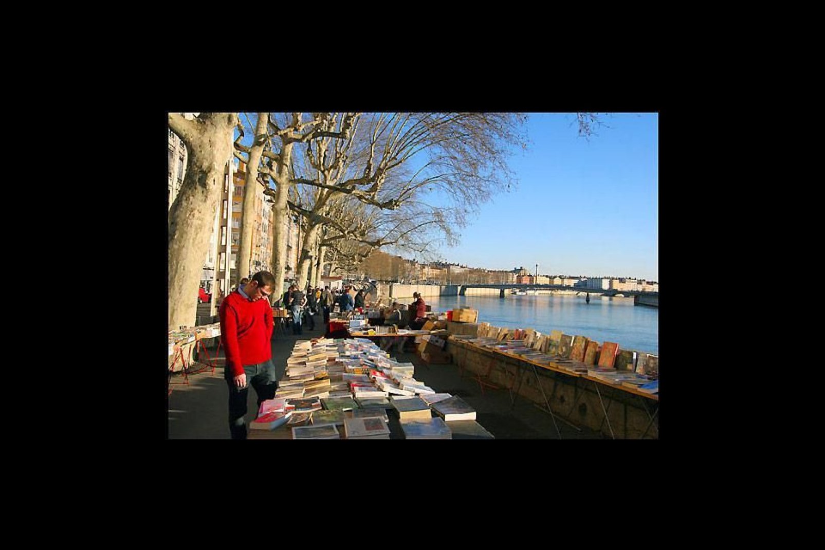 Book markets are held regularly. Literature lovers can search for the answer to their heart's desire in the biggest open-air bookstore.