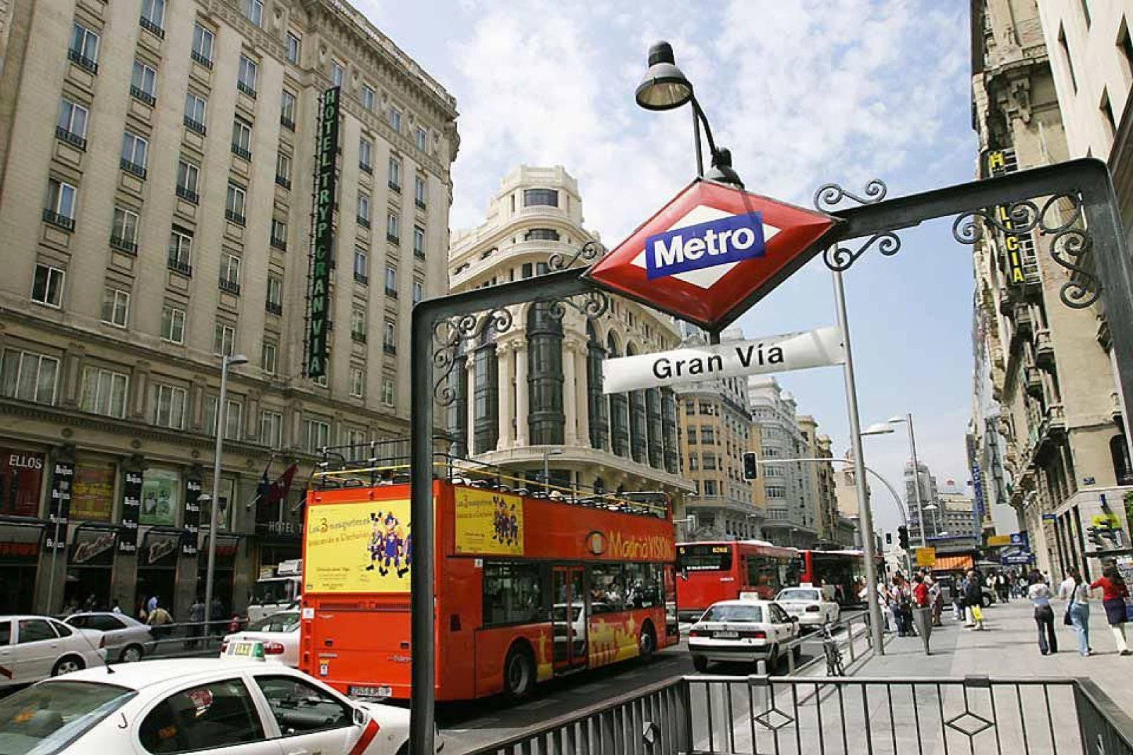 Die Avenida Gran Via ist die Hauptverkehrsader von Madrid. Hier befinden sich unzählige Hotels, Kinos, Banken und Kaufhäuser.