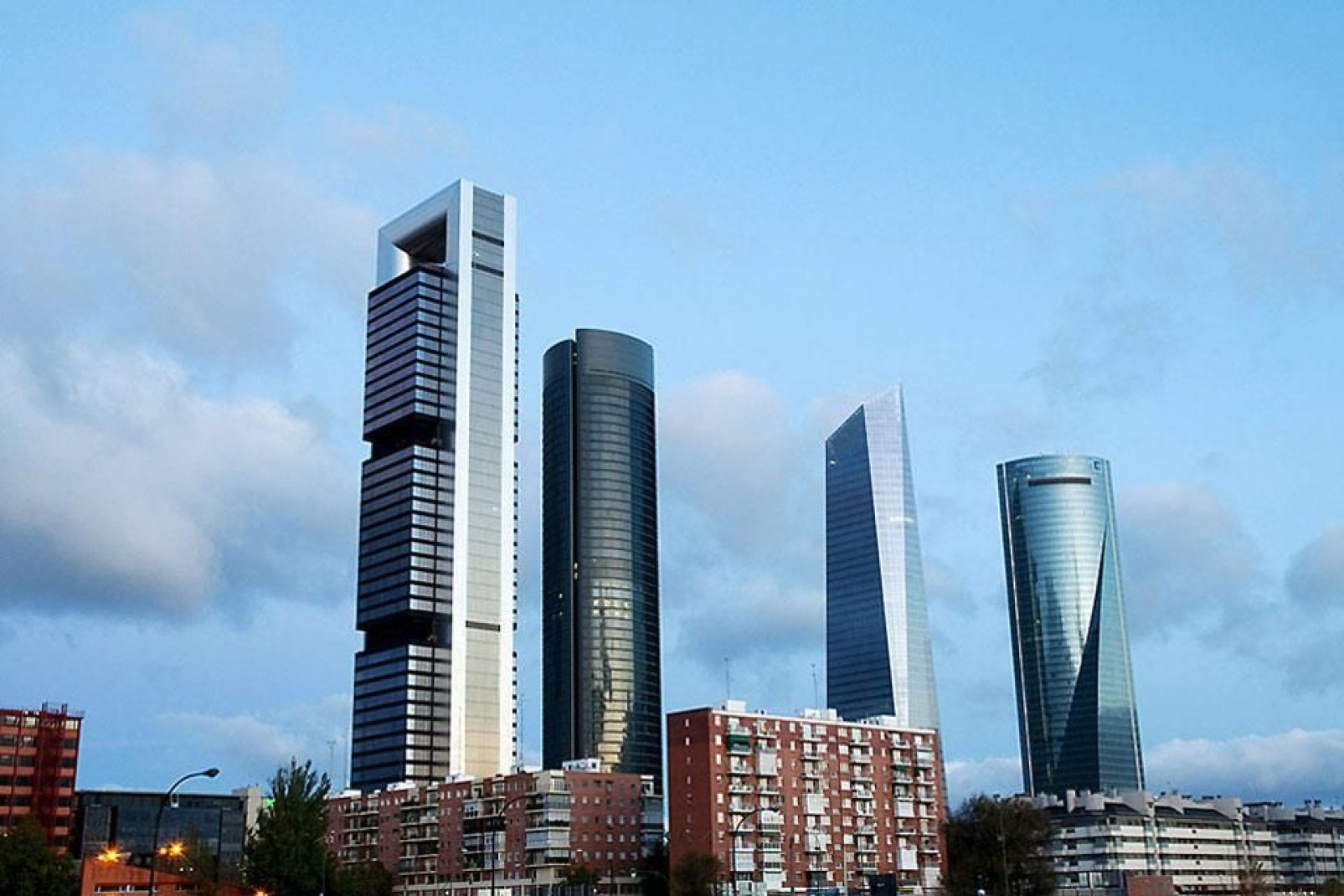 Aquí se encuentra la Torre Caja Madrid, la torre más alta del país diseñada por Norman Foster.