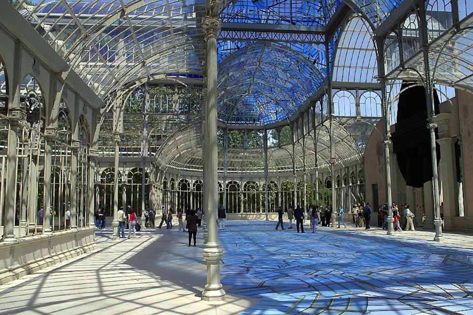 In the middle of Retiro Park you will find a replica of London's Crystal Palace, built 36 years after the original. It was designed by architect Ricardo Velazquez Bosco.