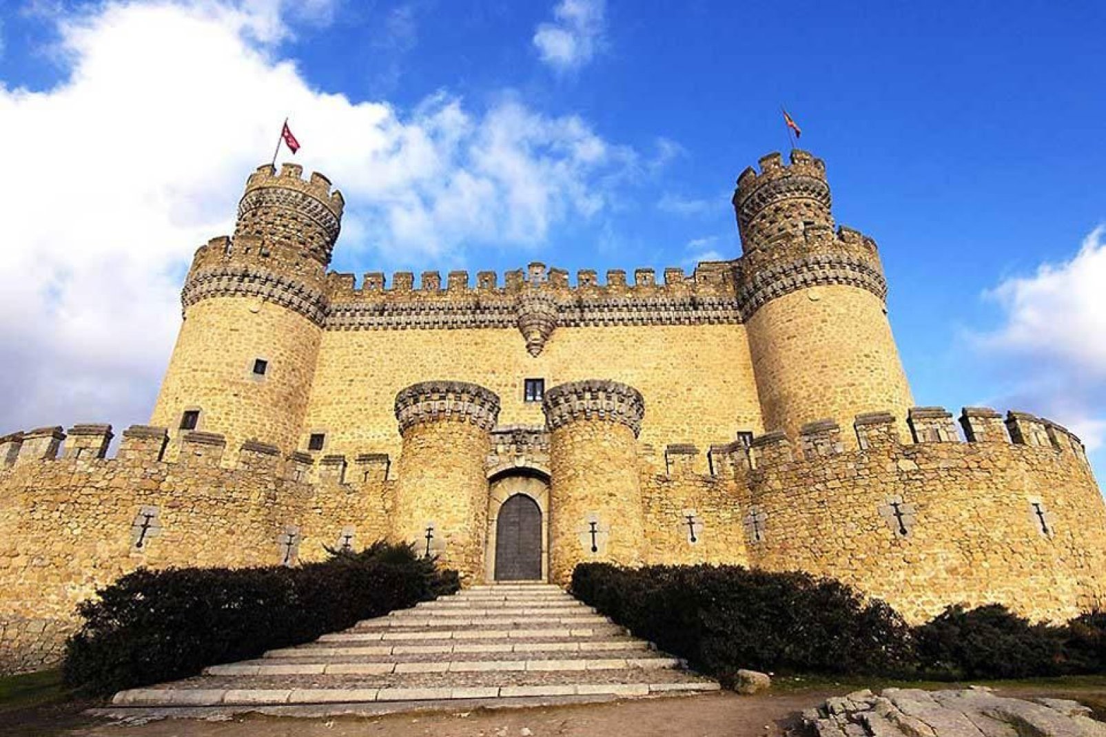 Diese mittelalterliche Festung ist die besterhaltene innerhalb der Autonomen Gemeinschaft Madrid. Hier befindet sich das Siegel des spanischen Staatsmannes Pedro Gonzalez de Mendoza, Erzbischof von Toledo.