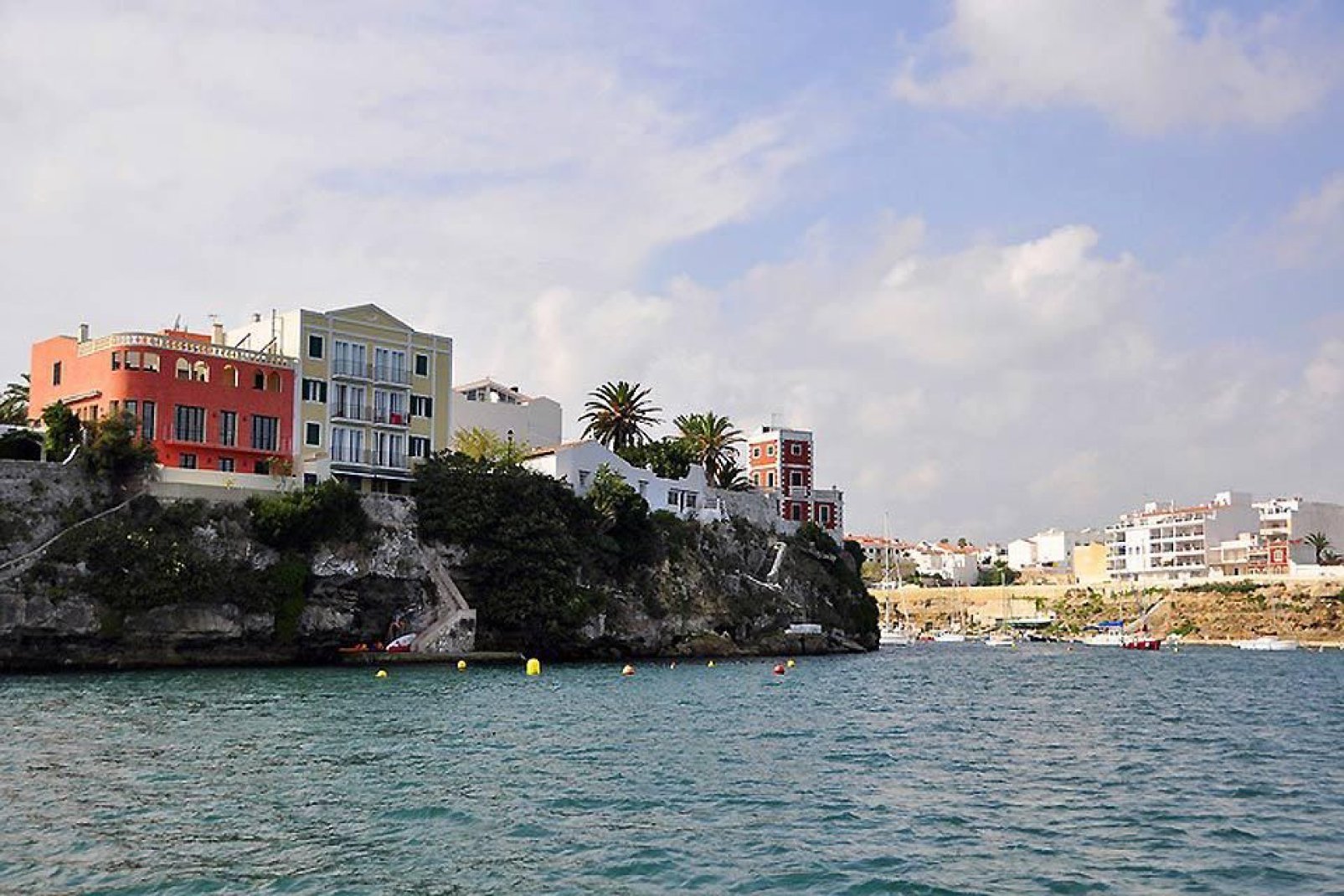 Casas construidas a las laderas del mar mediterráneo en Ciutadella