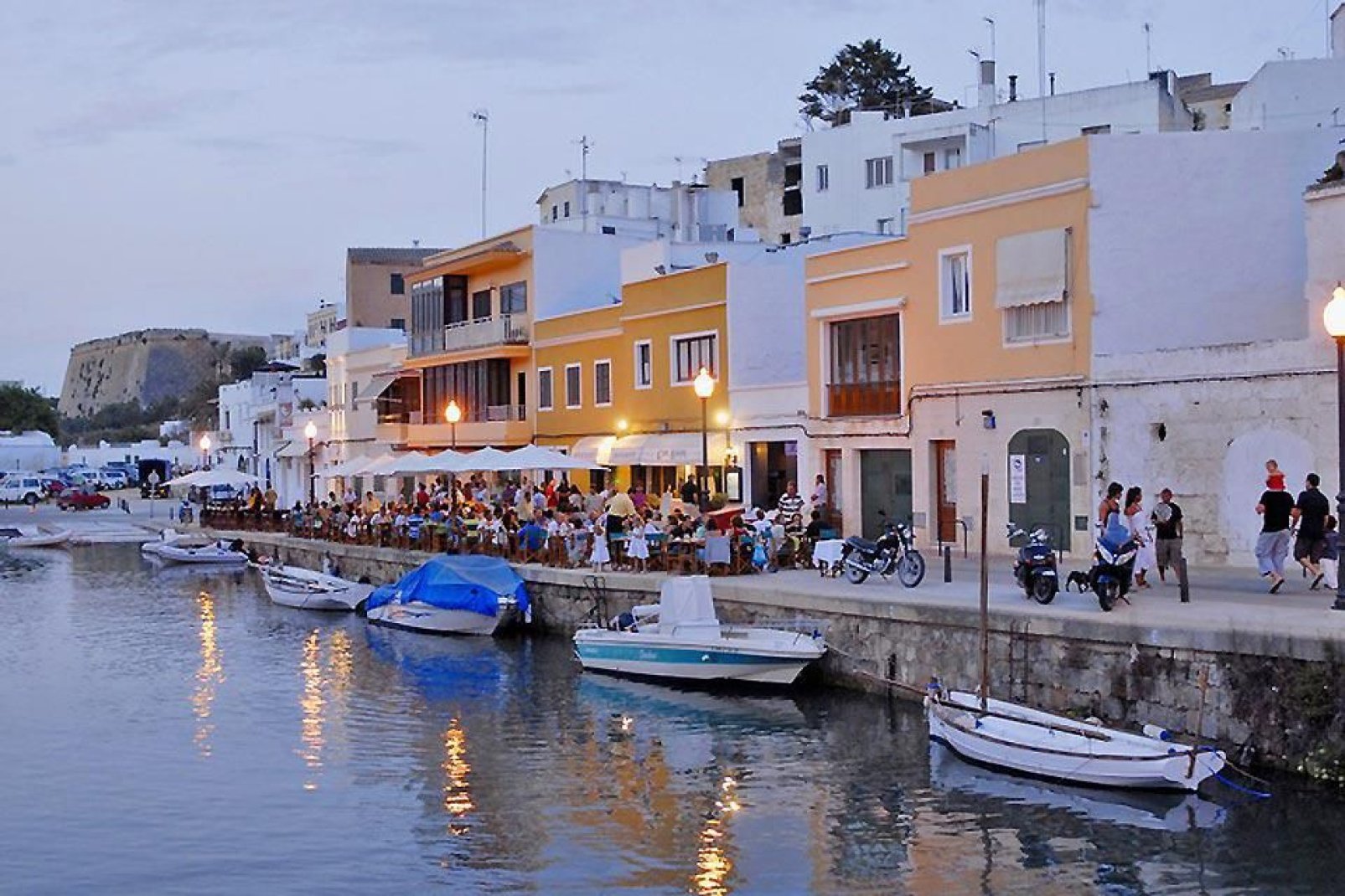Le quai du port de Ciutadella est bordé de nombreux petits cafés.