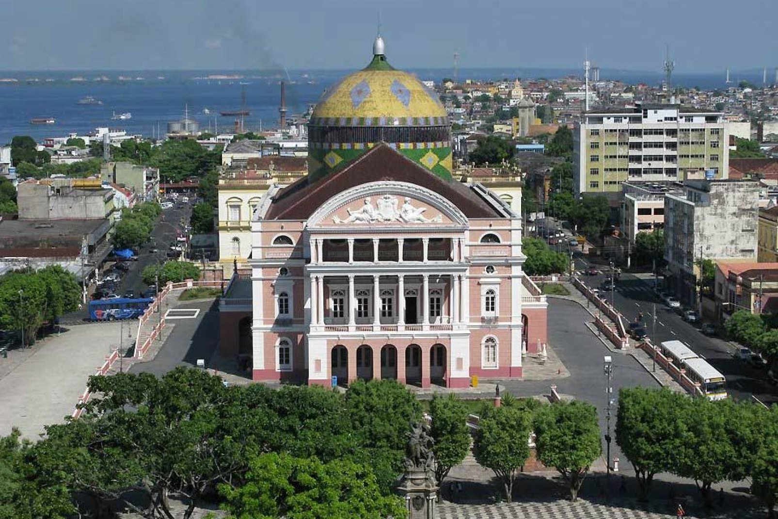 Das Teatro Amazonas wurde 1896 gebaut und beheimatet nunmehr ein Kulturzentrum. Das Gebäude im Renaissance-Stil ist umrahmt von Treppen und Säulen im neoklassischen Stil.