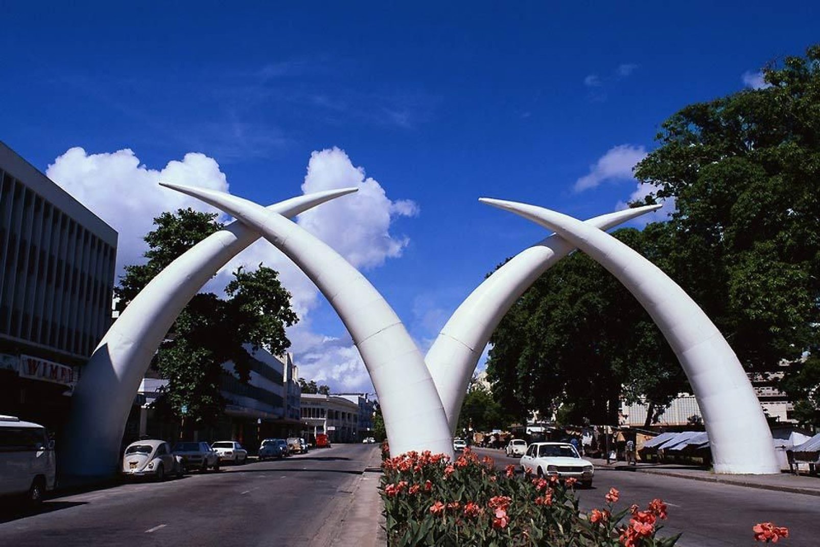 Am Eingang der Stadt kann man riesige Wlle zur Abwehr von Elefanten erkennen.
