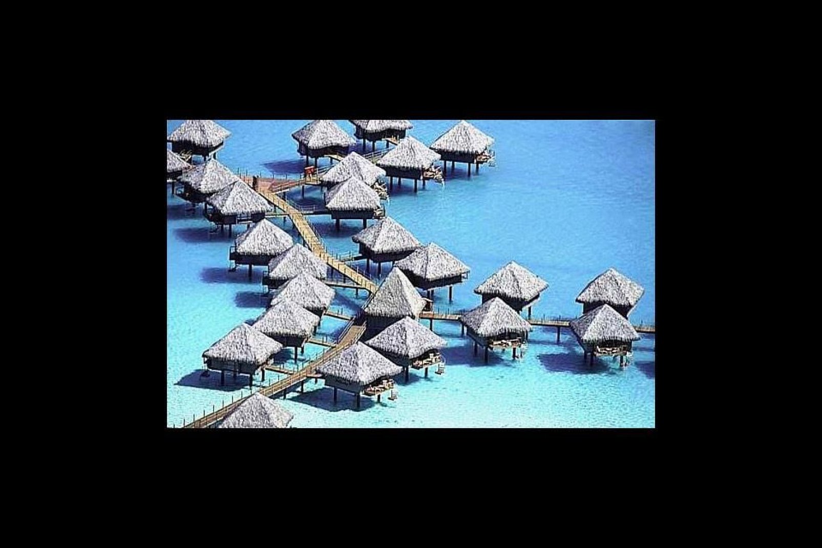 Las agencias de viajes suelen emplear como reclamo las casas sobre los pilotes de Vaitape, la alegoría perfecta de un paradisíaco pueblecito tahitiano.