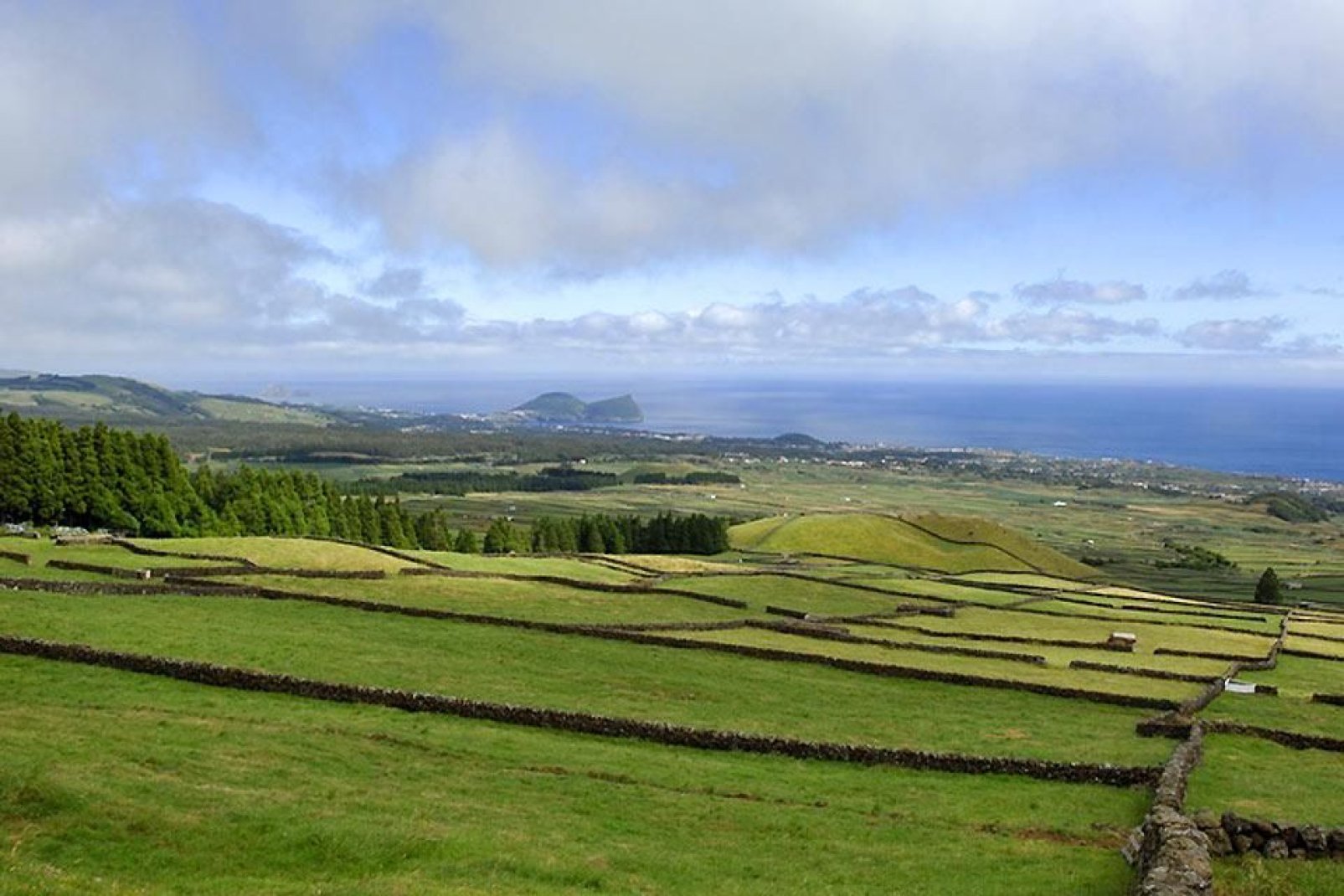 Angra do Heroismo liegt im südlichen Teil der Insel Terceira und gehört zum UNESCO-Weltkulturerbe.