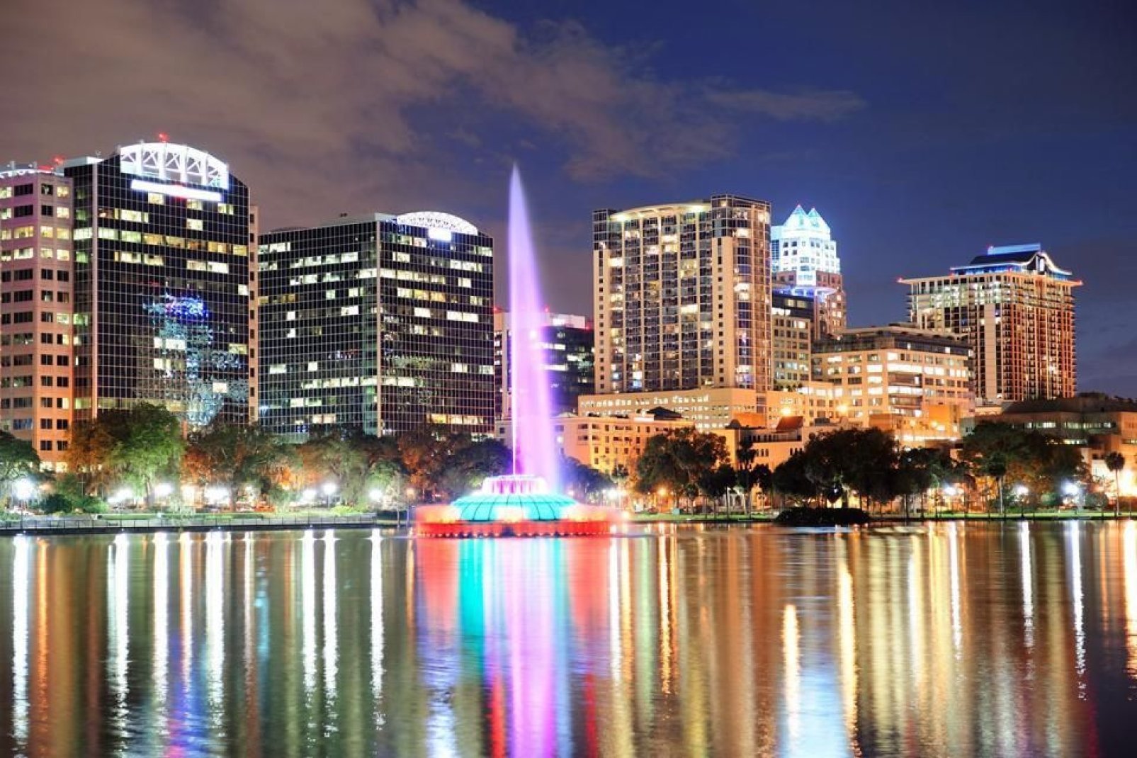 Der Springbrunnen des Eola-Sees im Stadtzentrum von Orlando bietet vor allem Nachts einen wunderschönen Anblick.