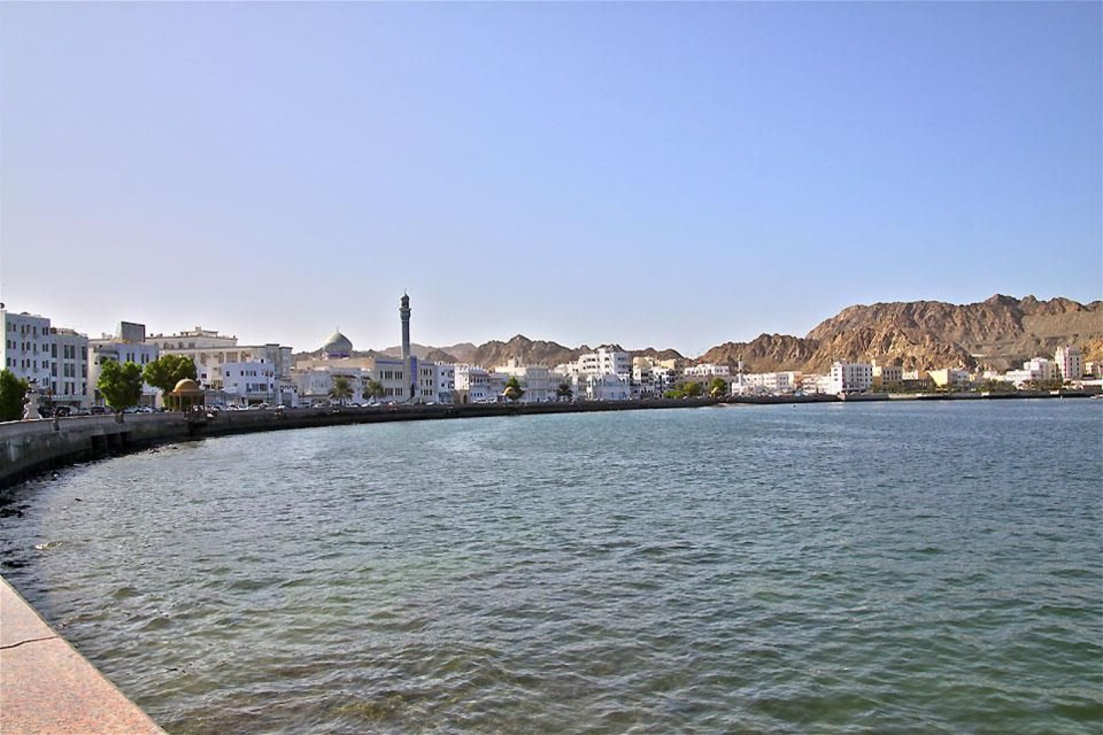 Le front de mer a conservé un certain cachet : petits immeubles blancs, minarets de mosquées et petit port de pêche avec vente de poissons.
