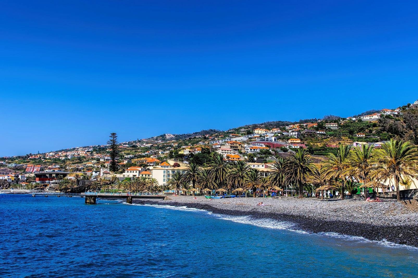 Santa Cruz es un pequeño municipio de menos de 30.000 habitantes. Situado en la costa este de la isla de Madeira, hay que recorrer unos 18 km para llegar a la capital Funchal. La ciudad es famosa sobre todo por su aeropuerto, pero también por la playa de Palmeiras. También posee dos piscinas naturales. Santa Cruz es una pequeña y bonita ciudad. Se han acondicionado varias zonas balnearias. ...