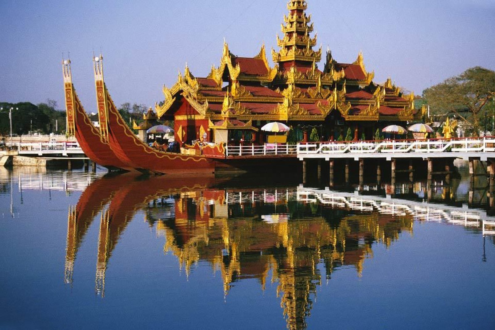 Auf zahlreichen Kreuzfahrtschiffen kann man den Irrawaddy-Fluss hinauf fahren.