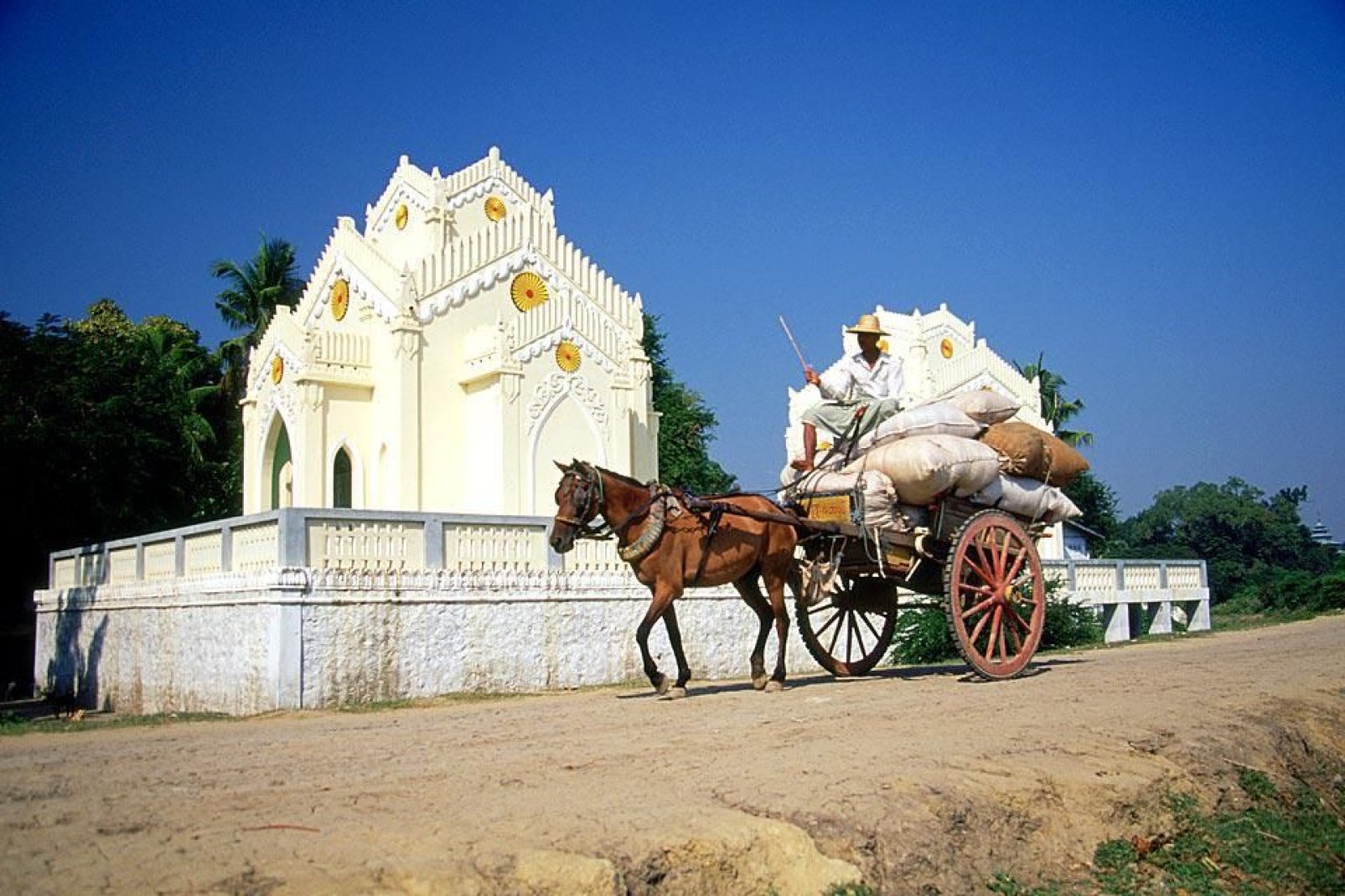 Im Rahmen eines Aufenthalts in Mandalay sollten Sie die ehemaligen Hauptstdte des Landes besuchen! Amarapura, die ?ewige Stadt?, Sagaing, Mingun und Ava.