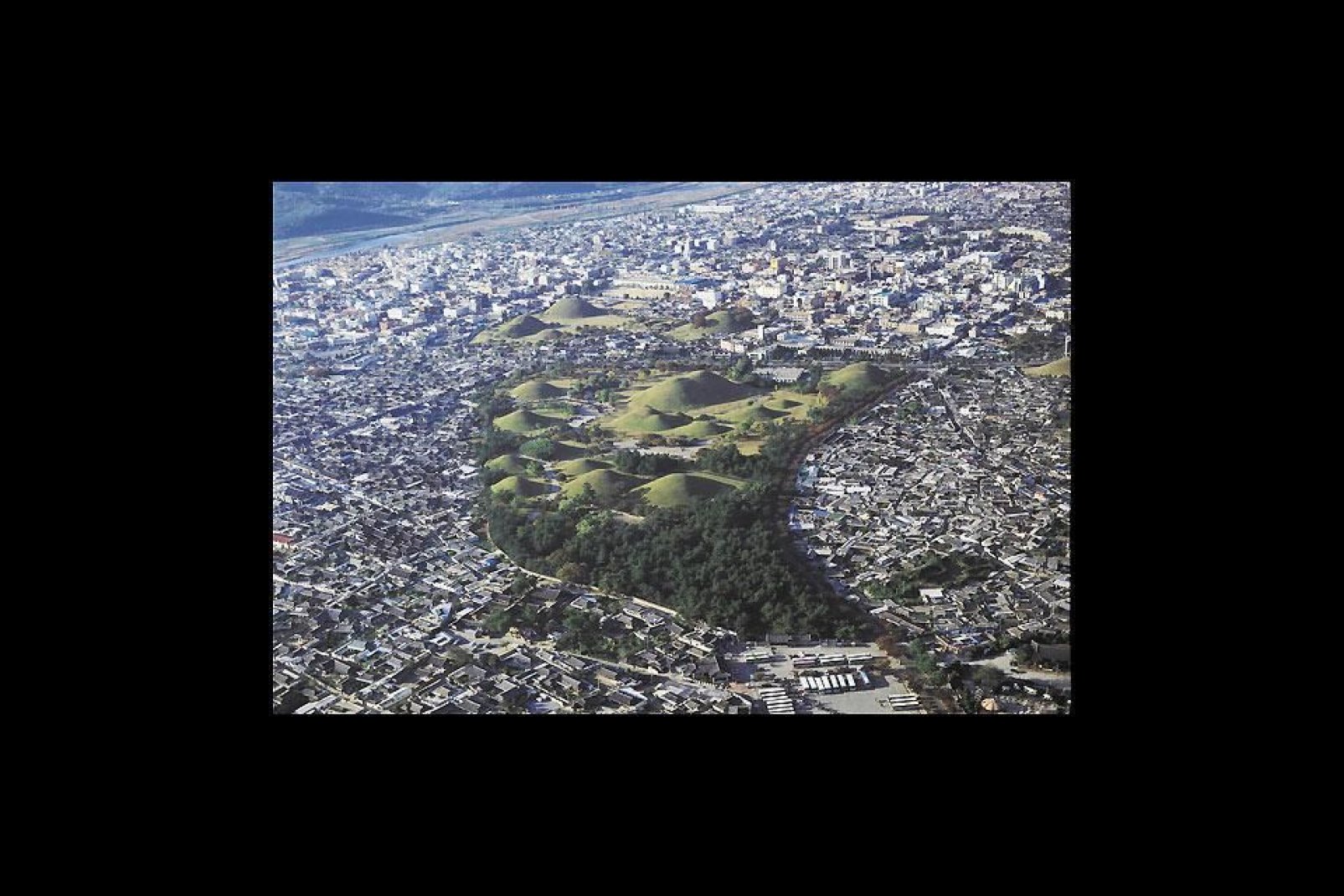 Luftbild des Tumuli Parks. 