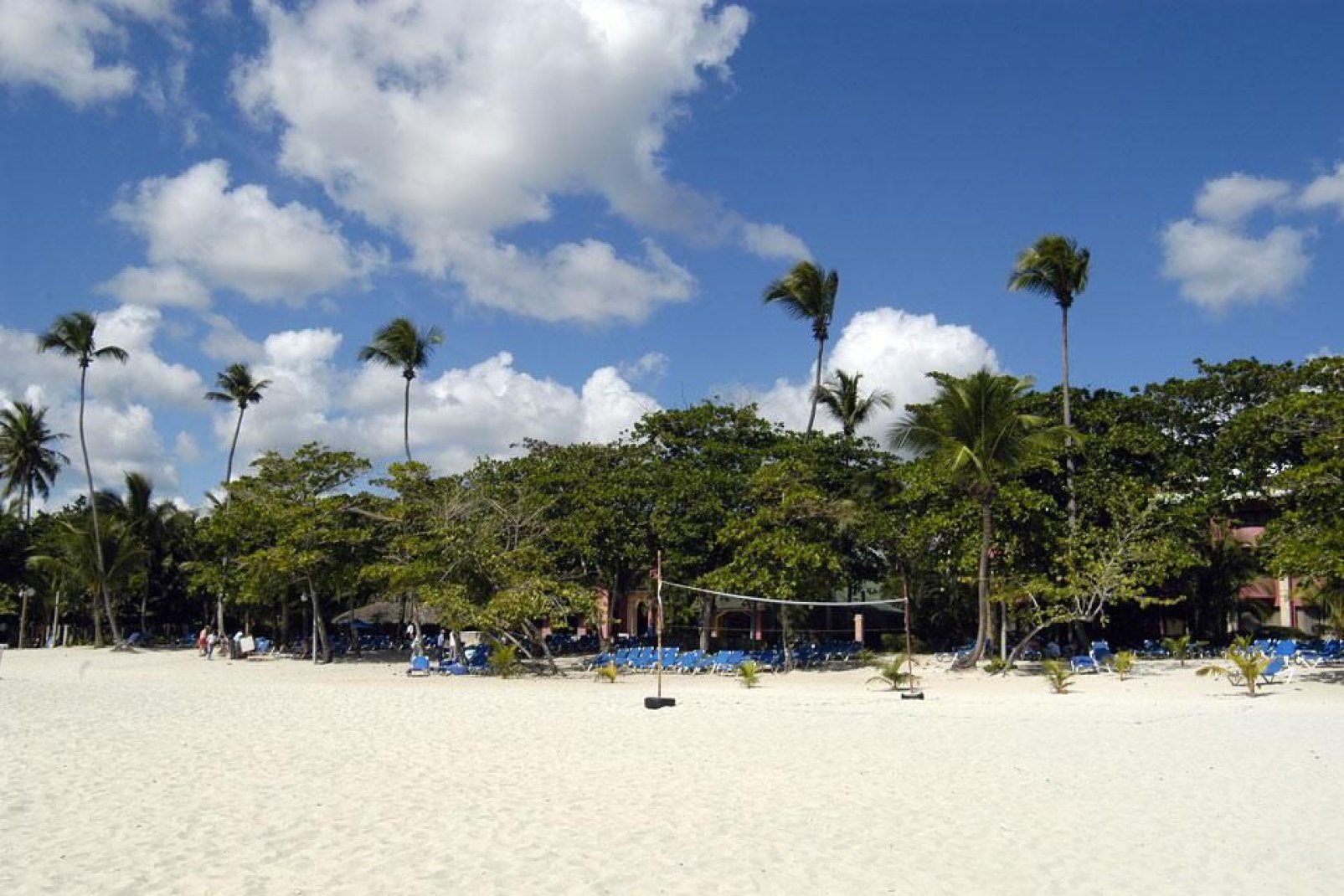 A 30 km dalla capitale e a 12 km dall'aeroporto internazionale Las Americas, la borgata di Boca Chica, costruita agli inizi del XX secolo, merita una visita per la sua animazione e la sua spiaggia.