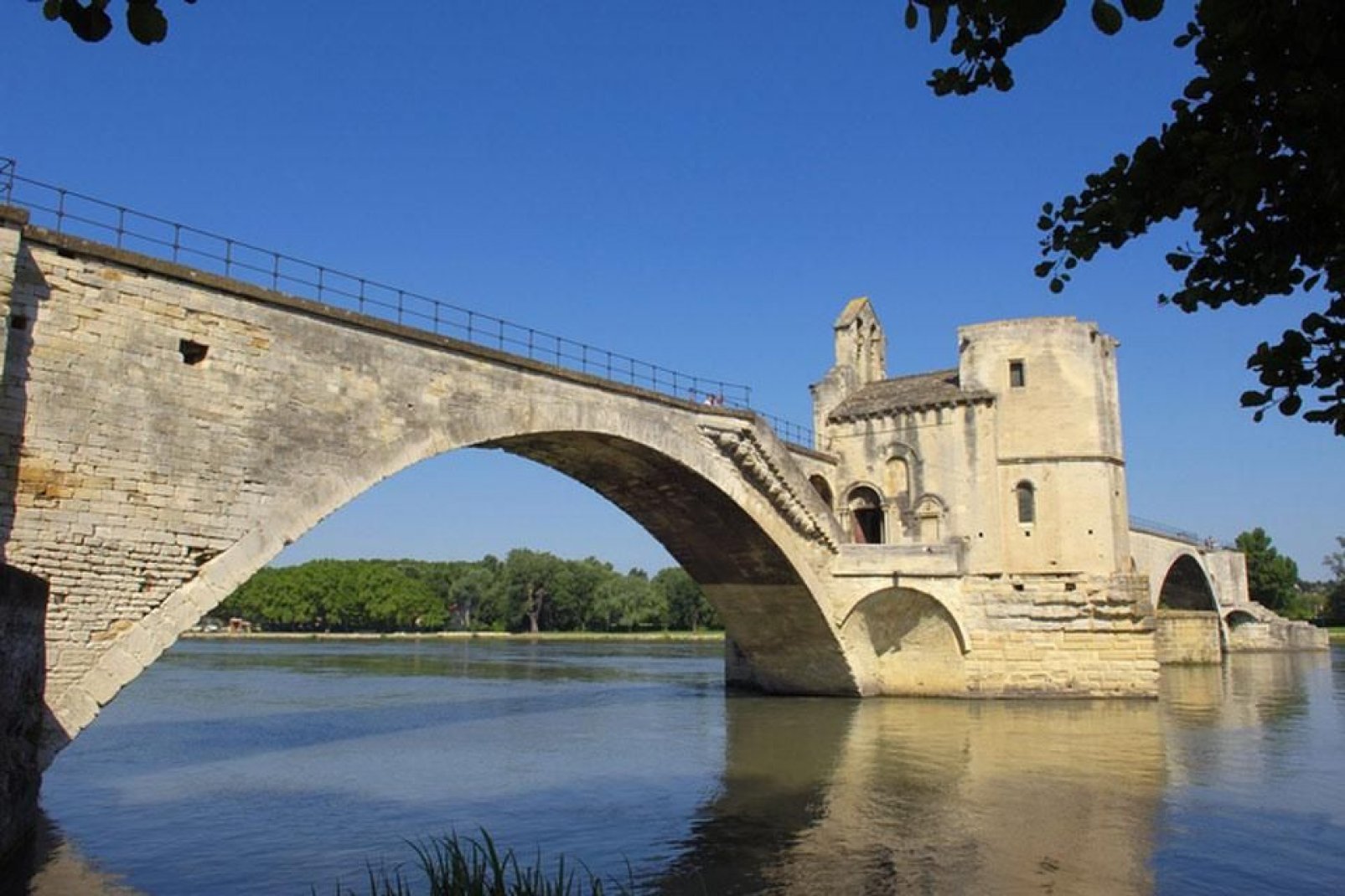 Die berühmte Brücke von Avignon (nach dem gleichnamigen Lied) ist in Wirklichkeit die 1185 fertig gestellte Pont Saint-Bénézet (Brücke des heiligen Bénézet).