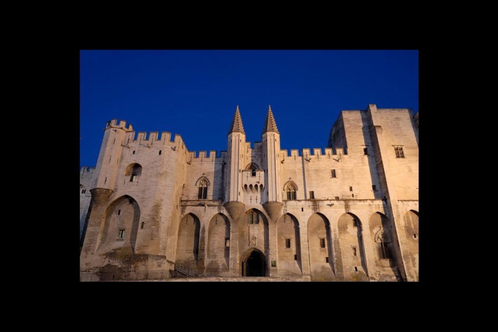 Le vénérable palais des papes, plus grande construction gothique du Moyen Age, est à la fois une forteresse et un palais résidentiel. Il accueillit six conclaves différents !