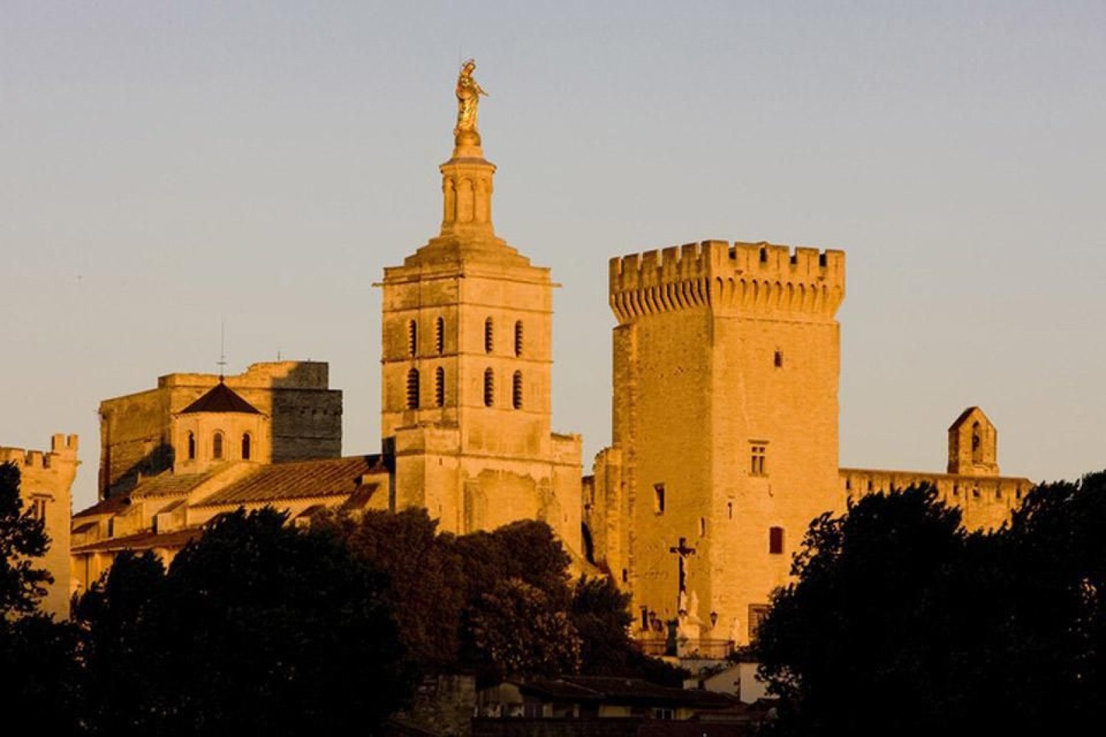 Protégée à la fois par le rocher des Dom et par le Rhône, Avignon demeure un havre de paix et de bien-être.