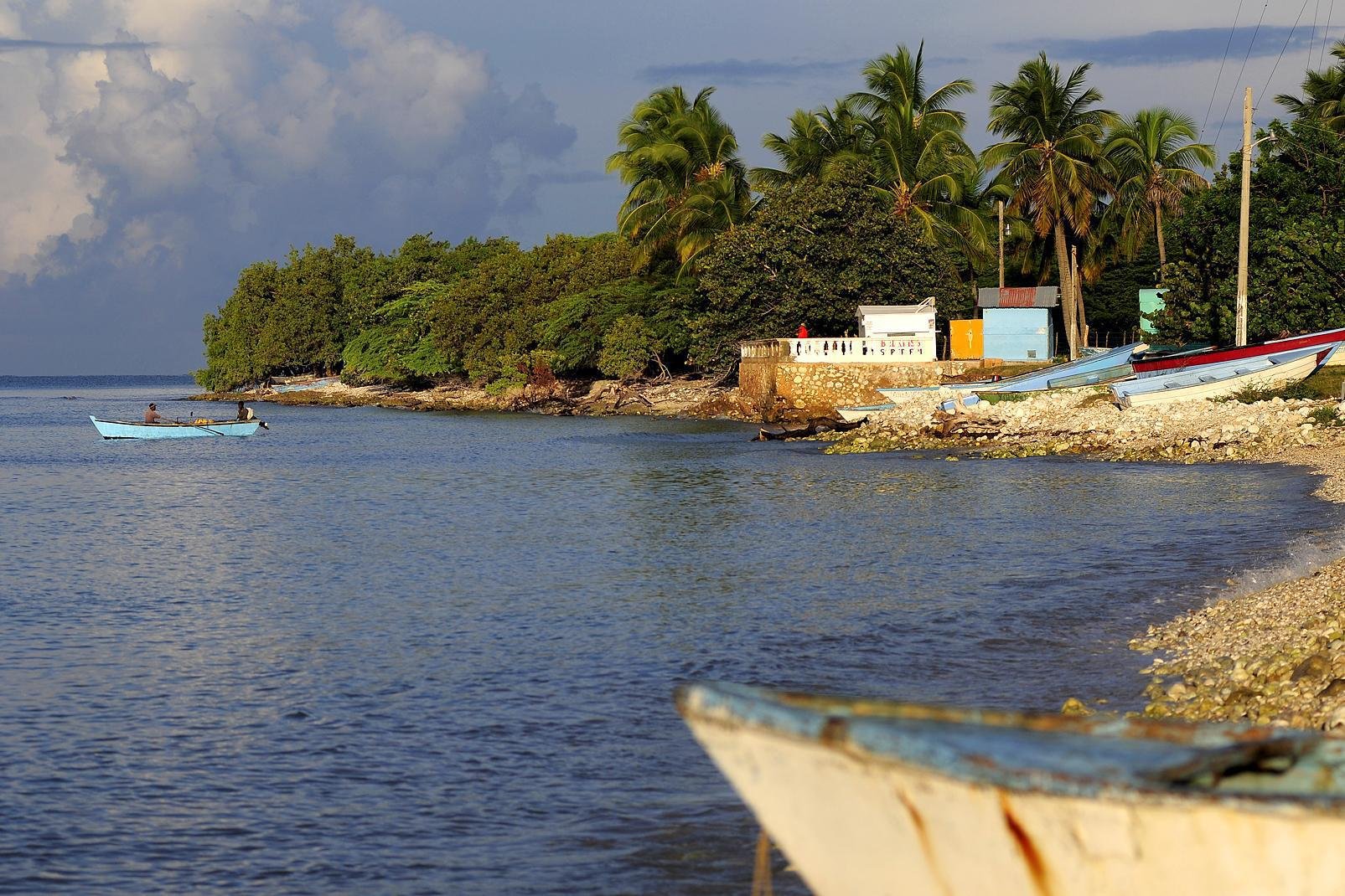Situé à l'extrême sud-ouest du pays, à la frontière avec Haïti, Pedernales est un charmant village de pêcheurs, à 119 km de Barahona et 319 km de la capitale Saint-Domingue. Un pont piéton traverse la rivière marquant la frontière pour se rendre à Anse à Pitres, à Haïti. Proposant quelques hôtels bon marché, mais au confort un peu sommaire, cette petite ville aux airs de Far West est le point de départ ...