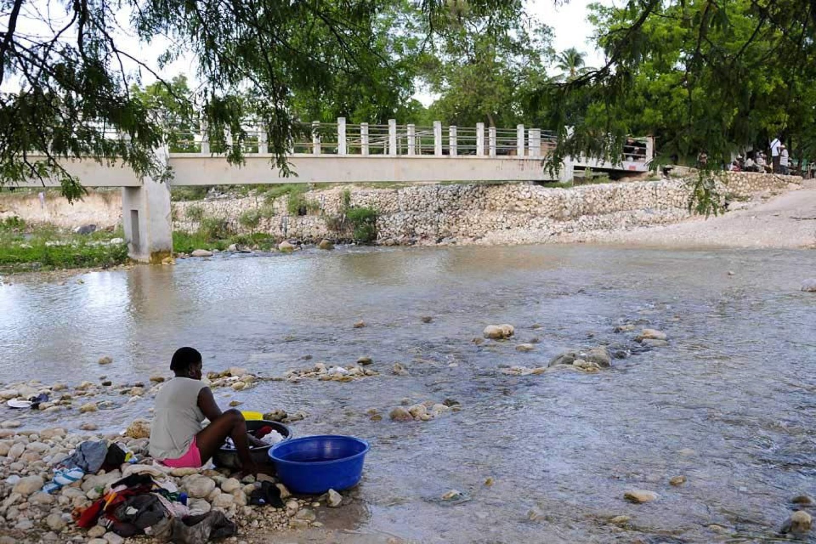 Un ponte pedonale attraversa il fiume segnando il confine per recarsi ad Anse-a-Pitres, ad Haiti.