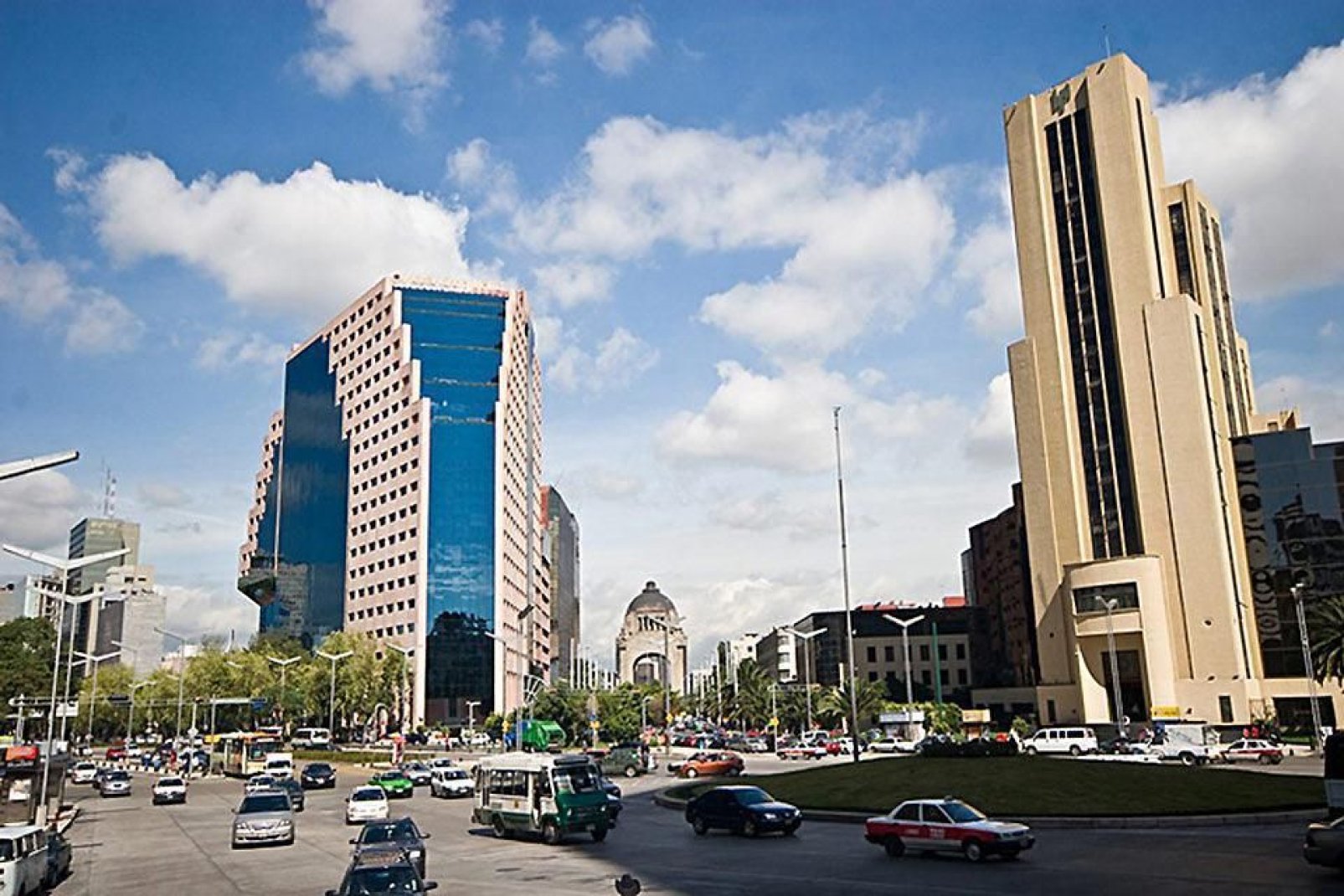 Avec ses 22 millions d'habitants et ses 500 gratte-ciel, Mexico est l'une des villes les plus importantes d'Amerique Latine.