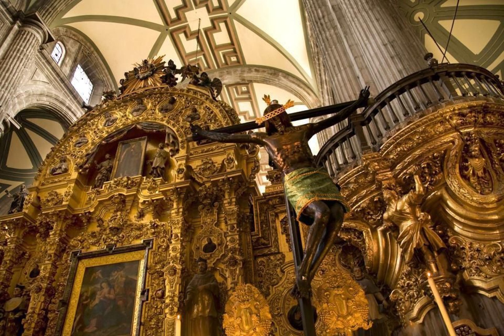 Bâtiment imposant de la ville, la Cathédrale possède une statue du Christ suspendu sur la Croix.