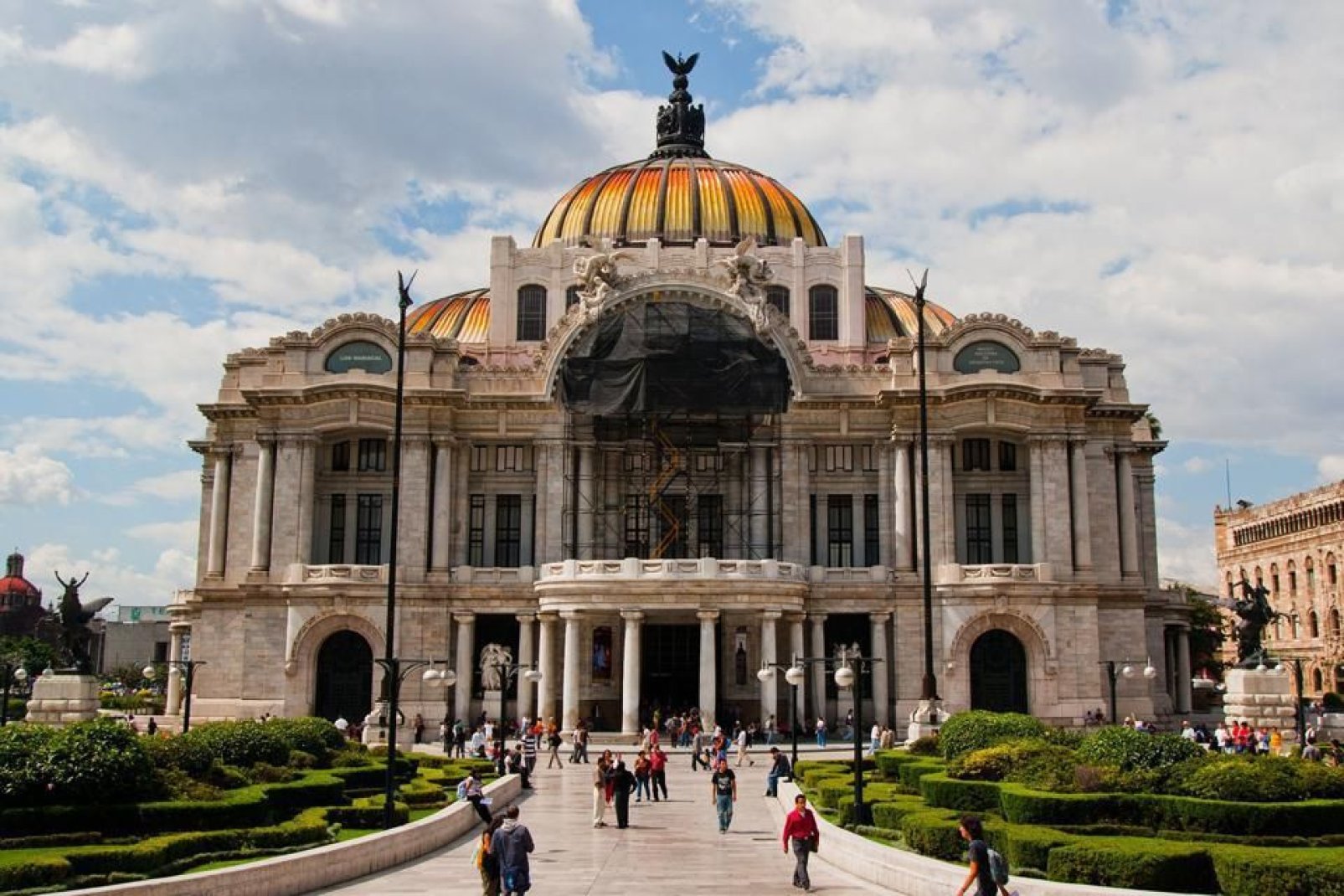La Palais des Beaux-Arts de Mexico est le plus important du Mexique. Depuis 1987 le sit est classé au patrimoine mondial de l'UNESCO.