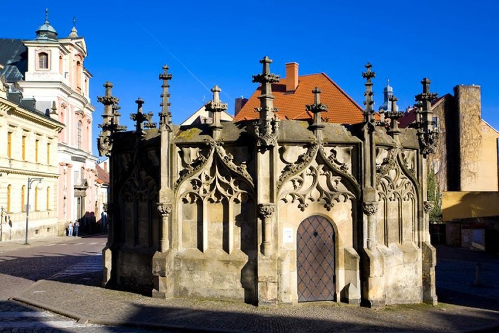 En el antiguo centro histórico de Kutná Hora se encuentra esta fuente de piedra en la plaza Rejsek.