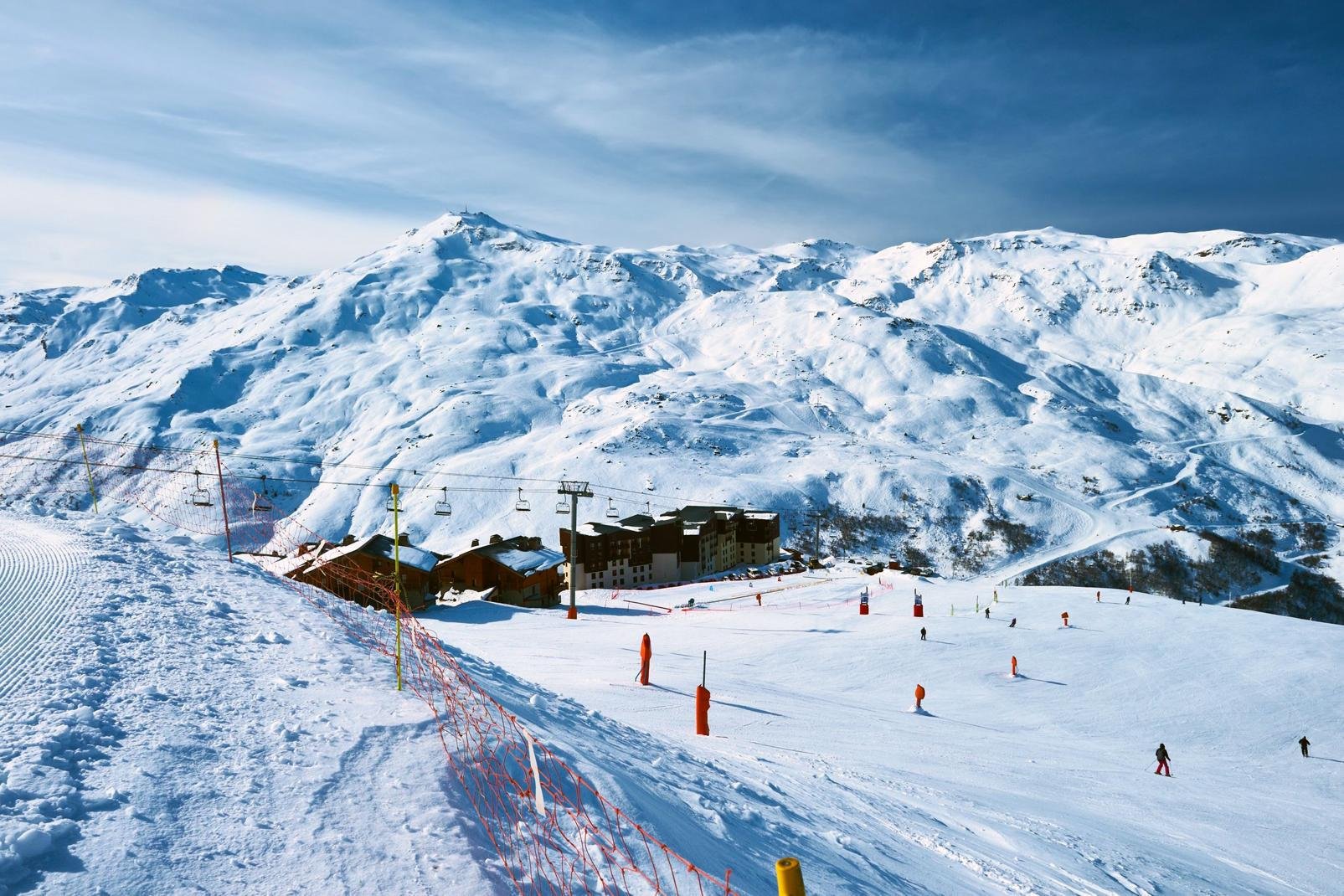 Méribel est une station de ski très chic située au coeur de la Savoie. Elle fait partie des 3 Vallées, plus grand domaine skiable du monde composé des stations de Courchevel, La Tania, Brides-les-Bains, les Menuires, Val Thorens et Méribel. Chacun y trouvera son bonheur, avec 600 km de pistes de ski pour tous les niveaux et toutes les envies. Avec un seul forfait, vous avez la liberté de passer d'une ...