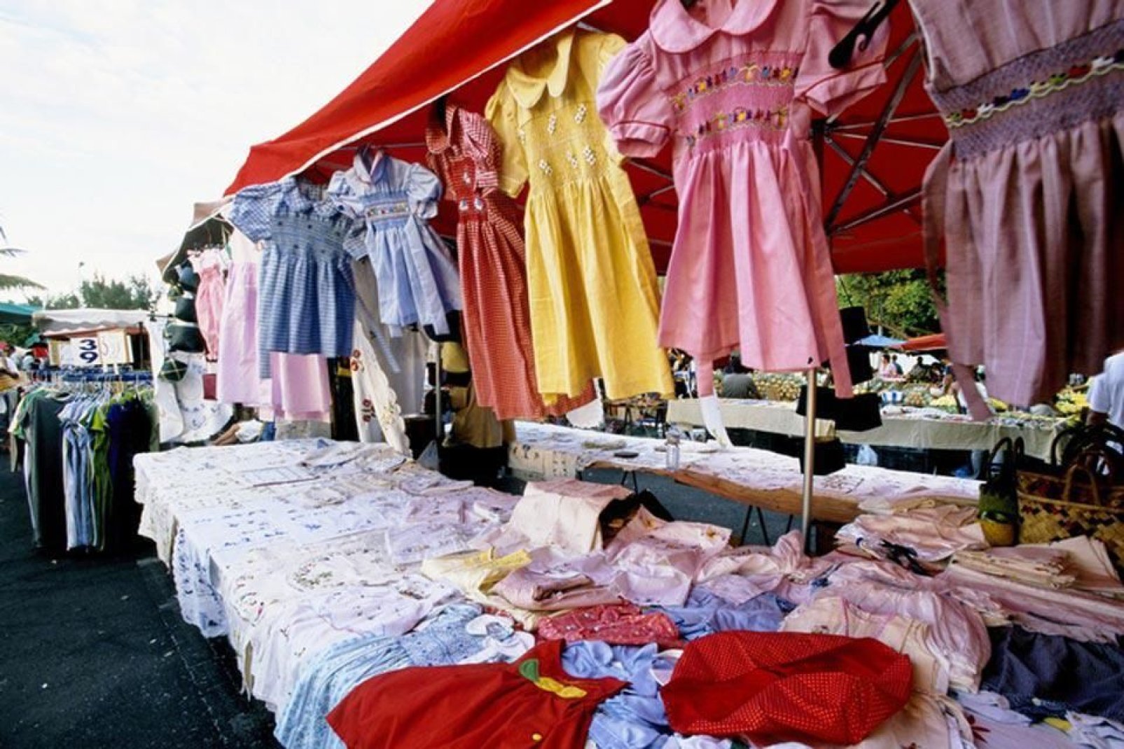 Son muchos los productos procedentes de Madagascar, como estos vestidos, que se venden a buen precio.