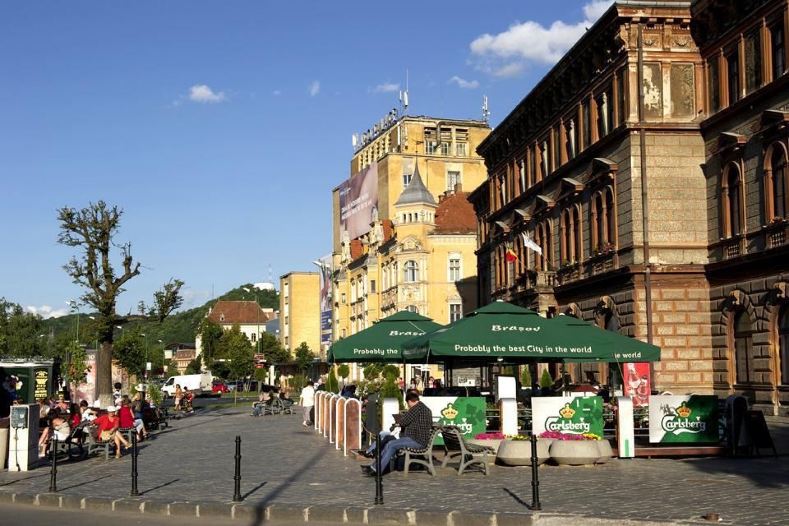 In der Fugngerzone rund um die Piata Sfatului befinden sich unzhlige Kaffeeterrassen, wo man sich in der warmen Jahreszeit angenehm entspannen kann.