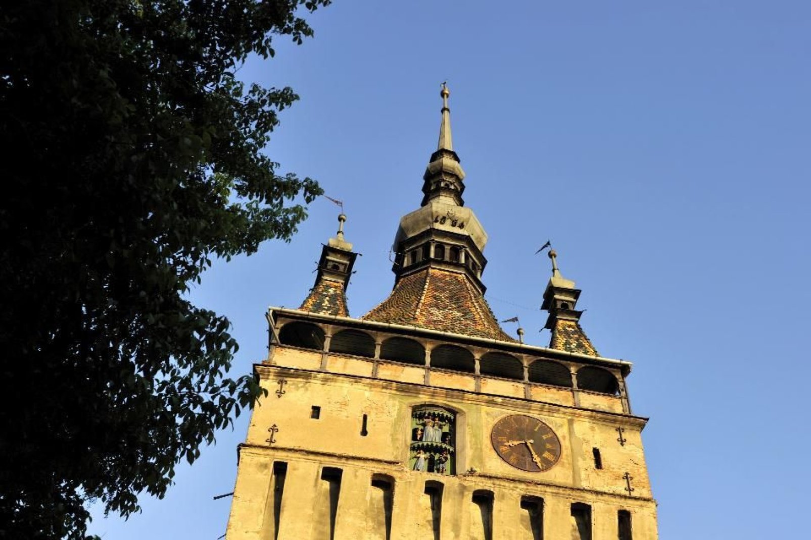 Dieser 64 m hohe Turm wurde im 14. Jahrhundert errichtet und ist ein Symbol fr das Autonomiebestreben der Stadt. Es handelt sich heute um das stdtische Wahrzeichen.