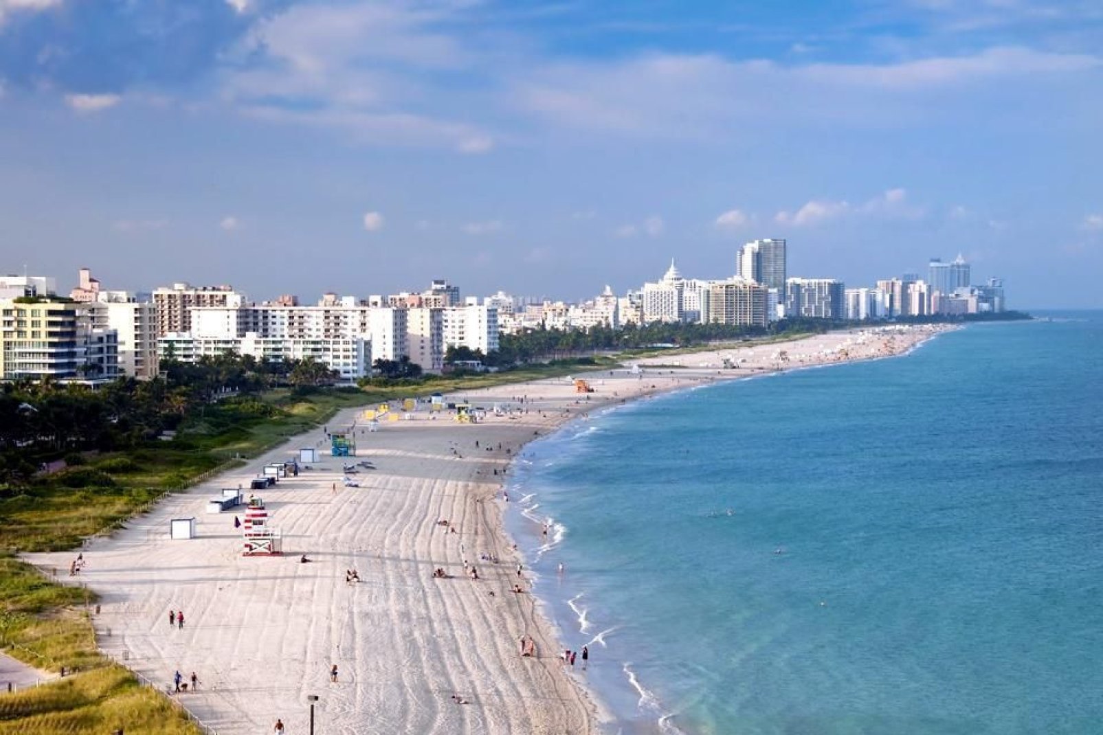 Miami Beach es una ciudad próxima a Miami. Es famosa por su arena fina, sus palmeras y sus numerosas playas privadas.