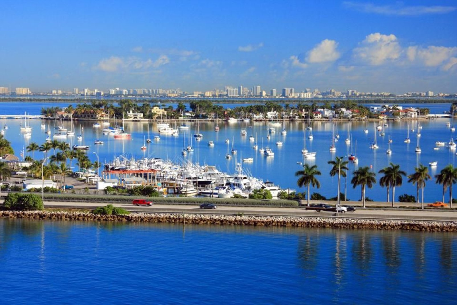 El puerto de Miami es un centro de tránsito importante con destino las Américas. También es la capital mundial de los cruceros.