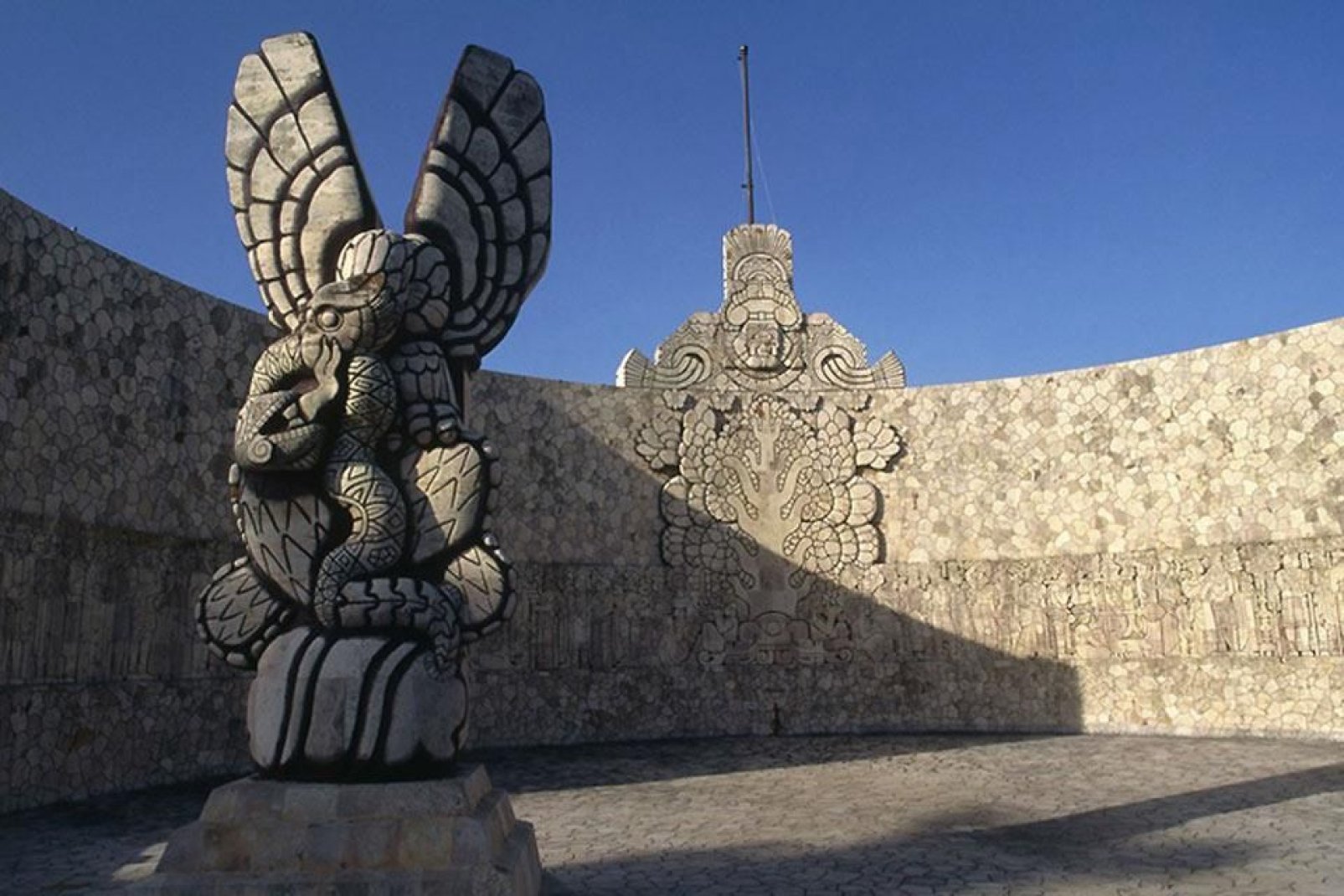 Détail du monument composé d'un aigle et d'un serpent.