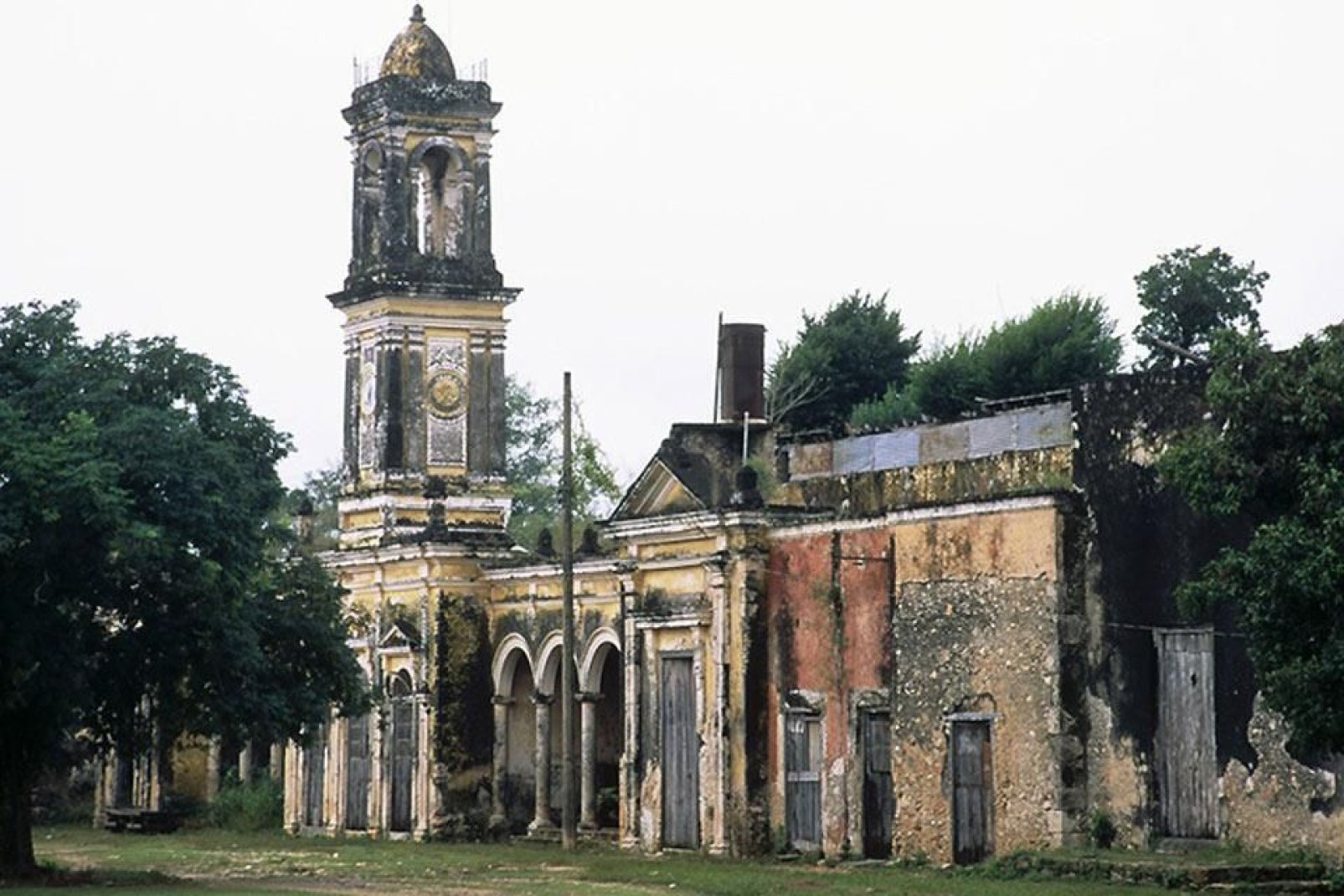 C'est l'une des premières églises construites dans la région par les missionnaires jésuites, après la conquête espagnole.