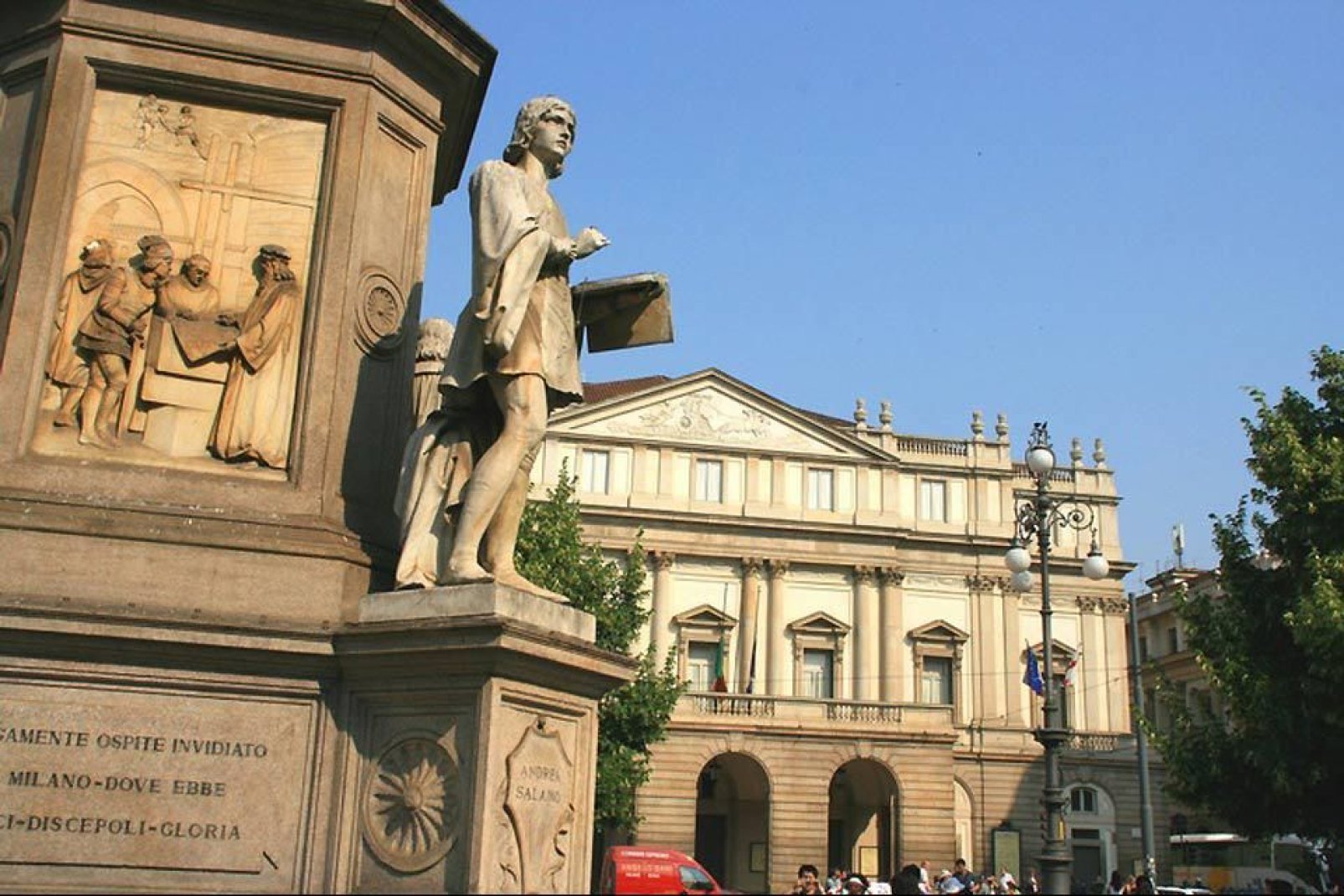El Teatro alla Scala de Milán, templo de la ópera lírica es, quizás, la institución cultural más admirada de la capital lombarda.