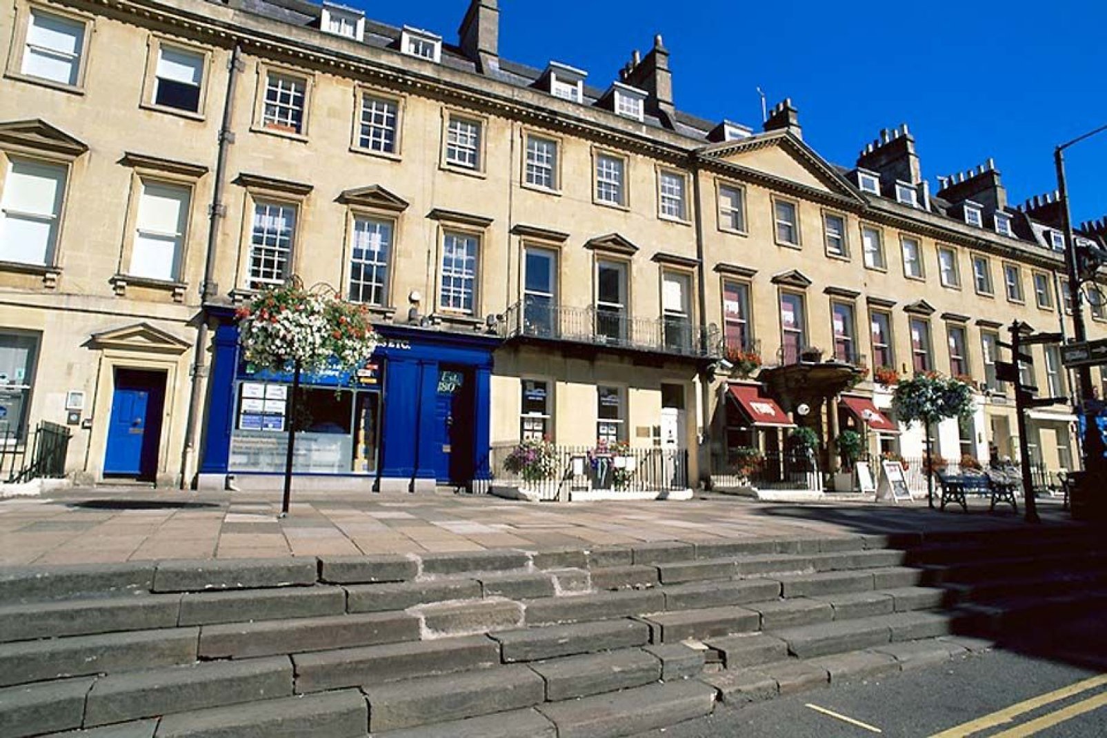 Case contigue con ristorante in terrazza nel centro di Bath.