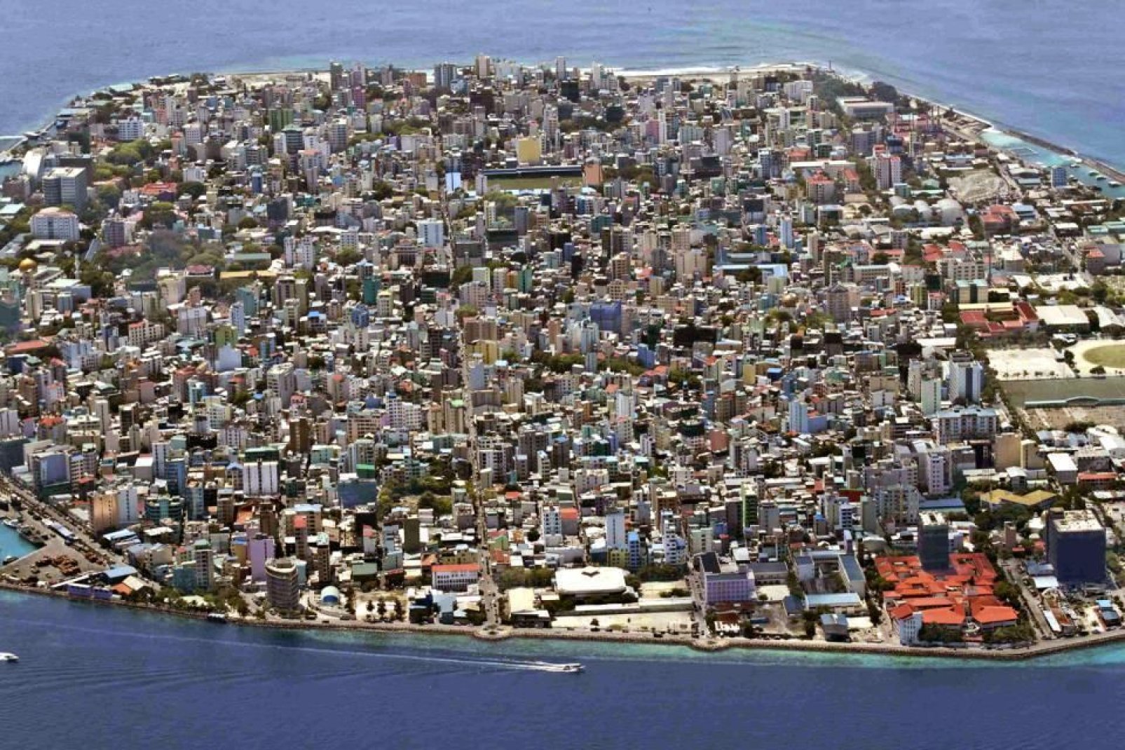 Malé cuenta con unos 100.000 habitantes que viven principalmente de la pesca y del turismo.