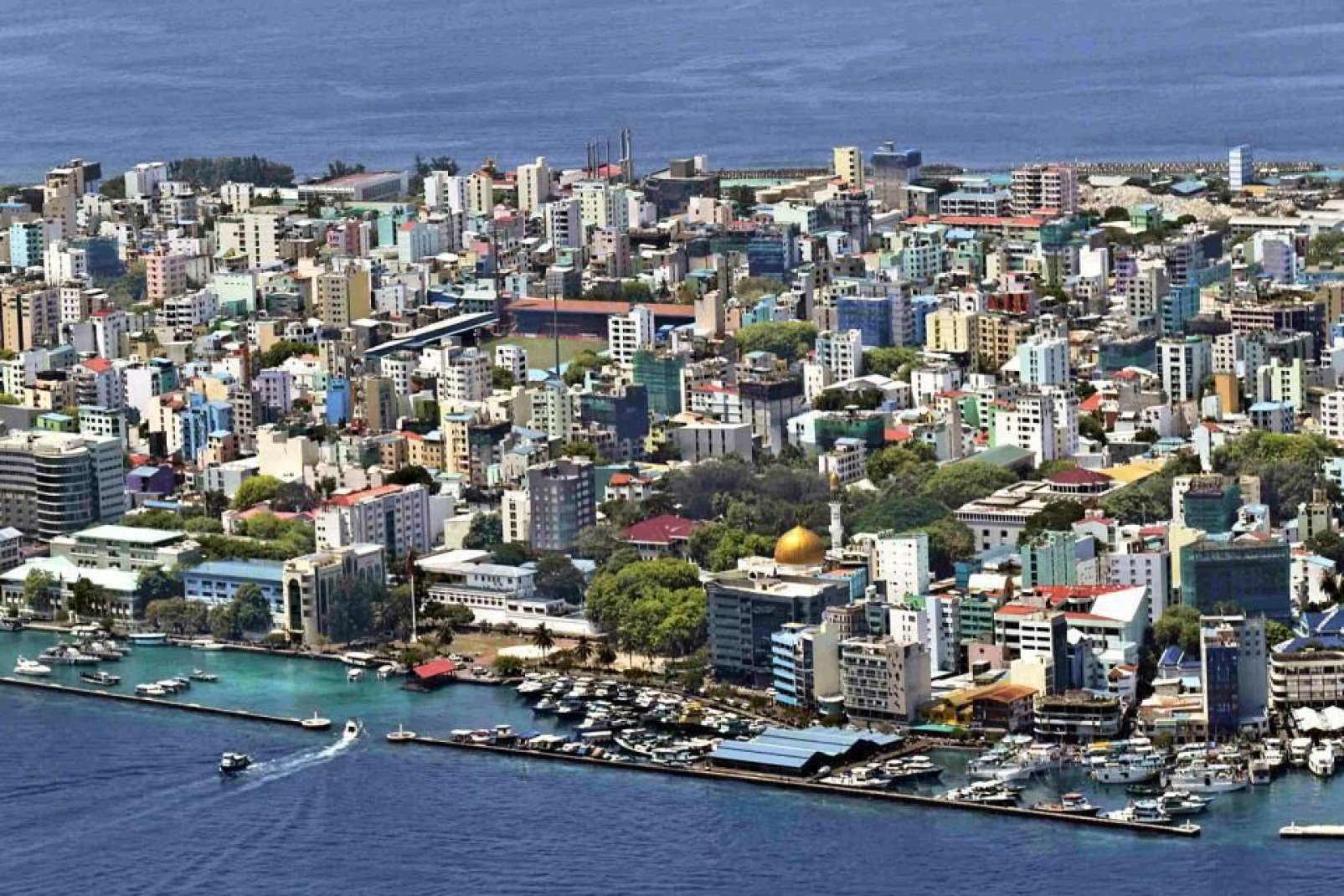El islote de Malé está especialmente urbanizado y constituye la única ciudad importante del archipiélago.