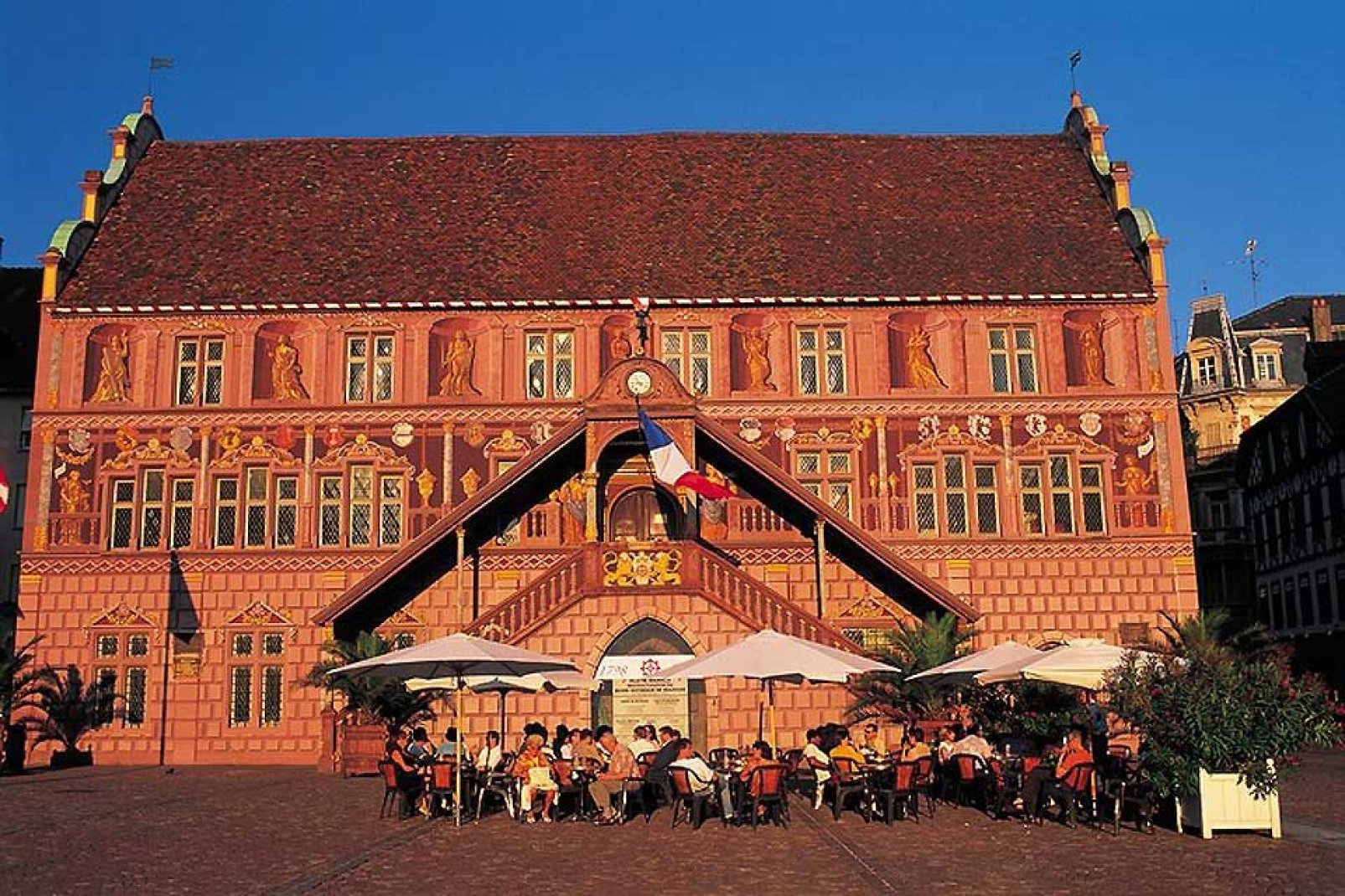 This monument, built in 1552, is a typical example of the Rhineland Renaissance style. Inside, visitors can discover wall frescoes dating back to the 16th century.