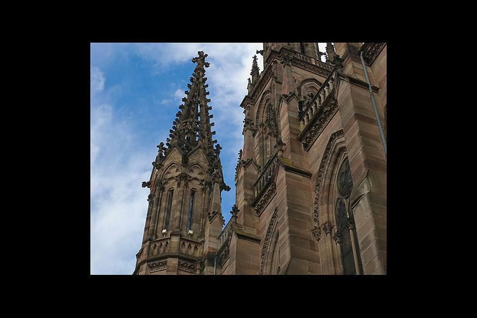 Il pinnacolo della torre dell'abside culmina a 97 metri. Per questo è il più alto campanile dell'Alto Reno.