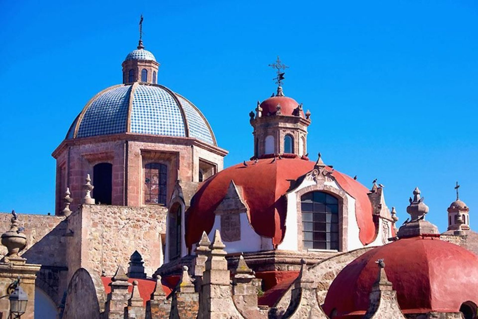 Morelia è una cattedrale barocca con i tetti colorati risalente al XVII secolo.