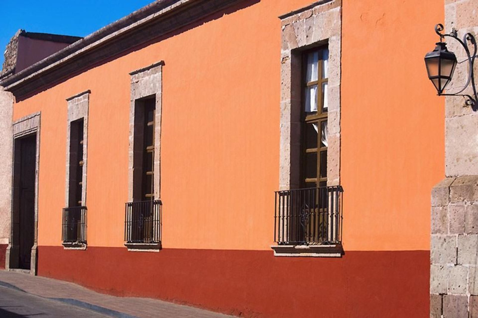 Nel 1828 il nome venne cambiato in Morelia, in onore di José Maria Morelos y Pavon, eroe dell'indipendenza messicana nato nella città.