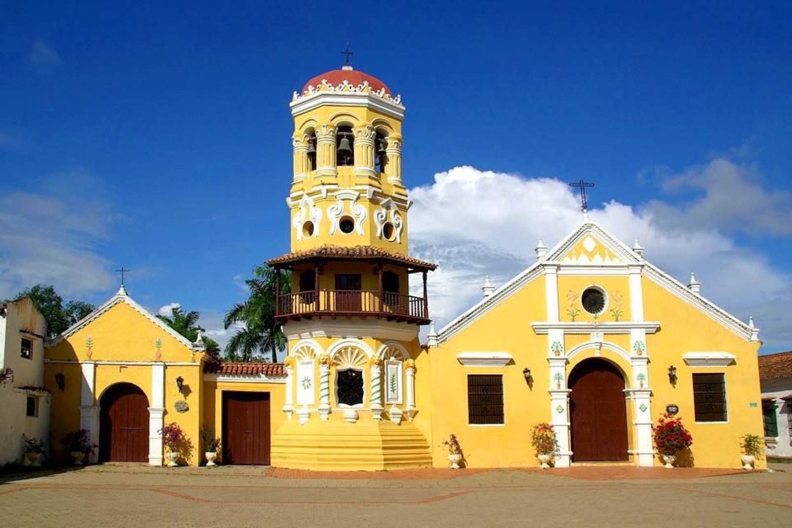 Situada cerca del río Magdalena, la iglesia es un lugar venerado por los habitantes de Mompox.