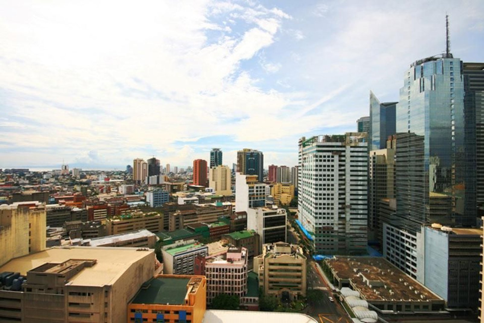 Manila si trova sulla riva orientale della baia di Manila.