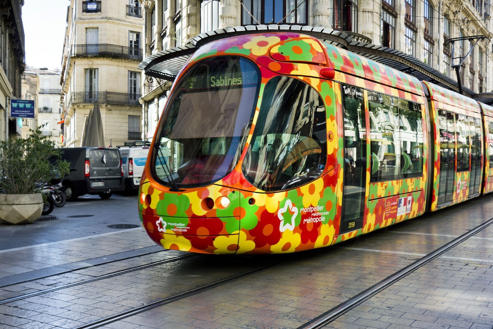 Premier tramway à avoir vu le jour à Montpellier, la ligne 1 dévoile la couleur bleue si chère à la ville, en évoquant la mer.