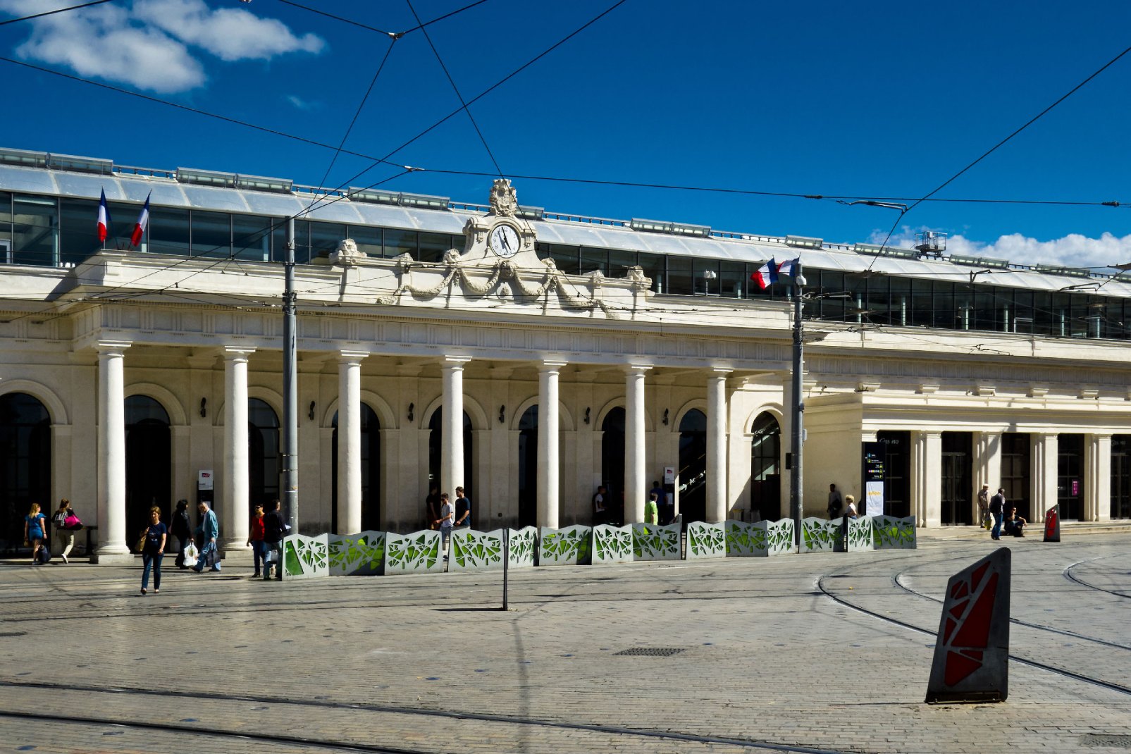 Dans le centre-ville, à quelques pas de la place de la Comédie, la gare de Montpellier Saint-Roch s'est vêtue d'une nouvelle verrière dans les années 2010, alliant ainsi histoire et modernité.