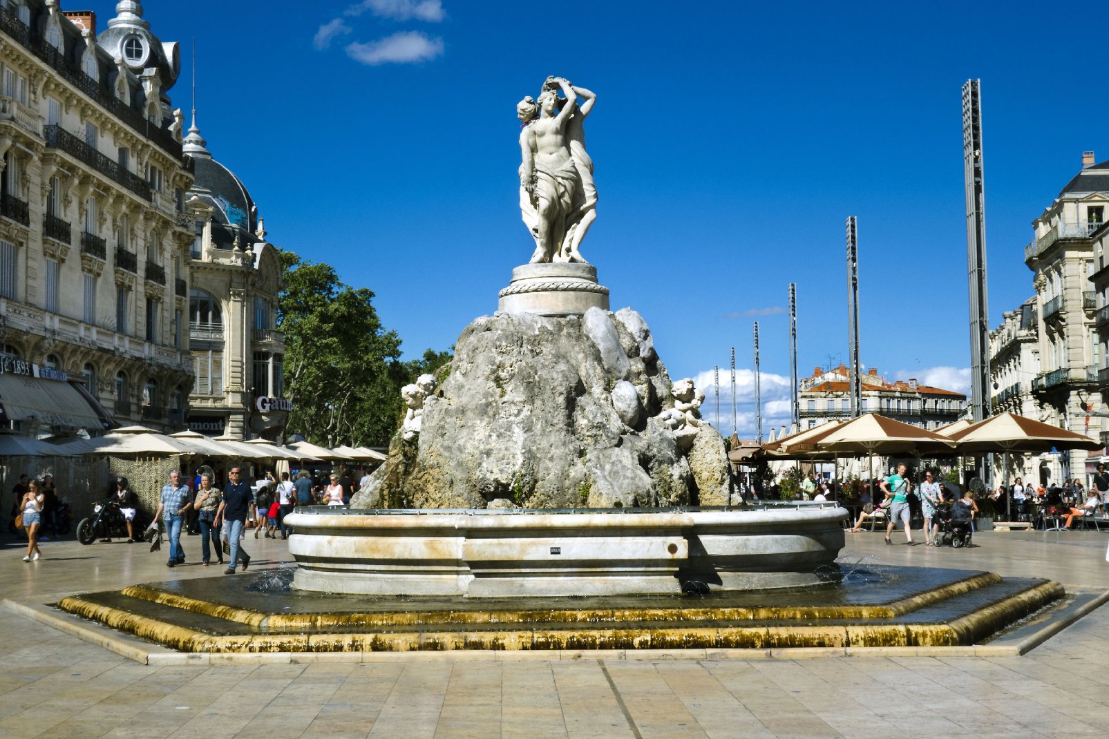 Majestueuse, la fontaine des Trois Grâces est l'un des emblèmes de la ville. Au passé mouvementé, cette fontaine est désormais classée Monument Historique. Ses bassins et ses jeux d'eau illuminent de bleu les nuits montpelliéraines.