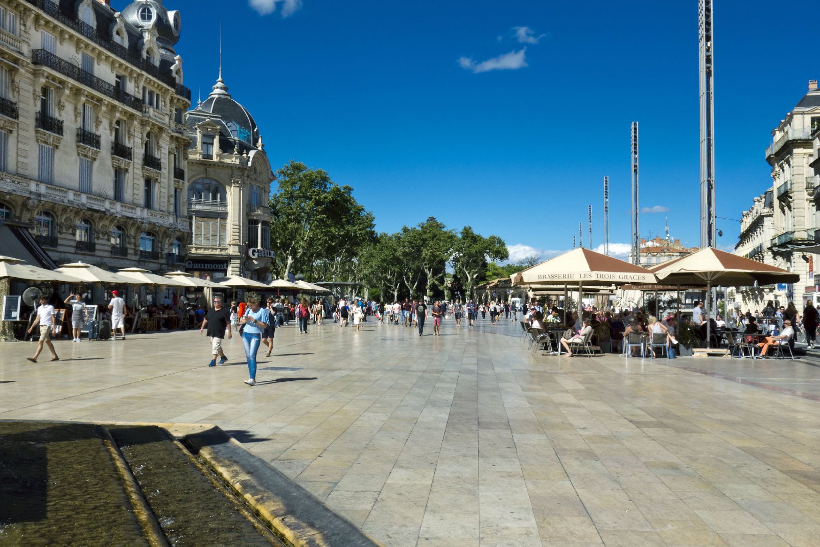 Décorée de fontaines et de platanes, l'esplanade Charles de Gaulle est un lieu où il fait bon flâner dans cette ville du sud.